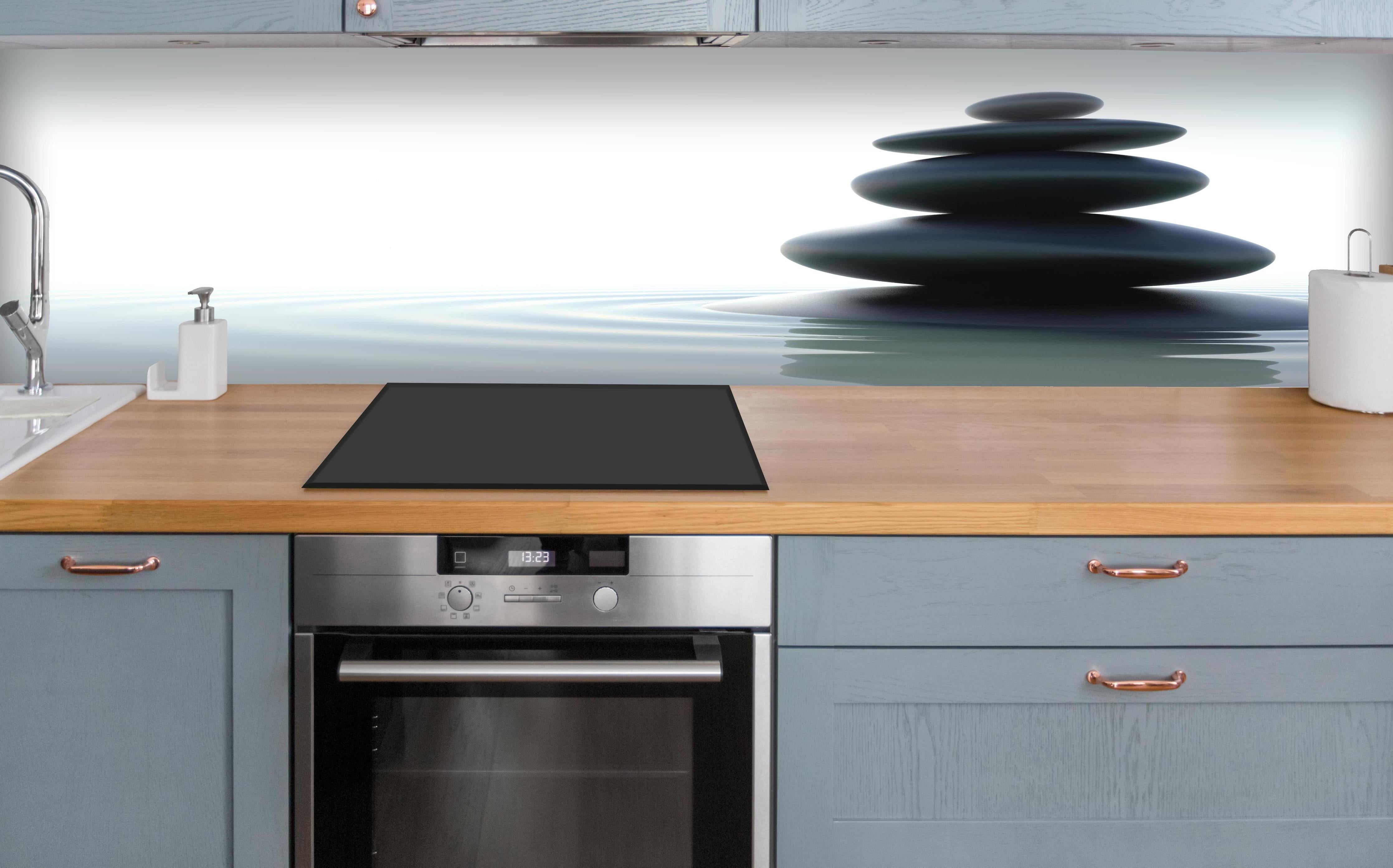 Küche - Zen-Steine Weiß-Grau über polierter Holzarbeitsplatte mit Cerankochfeld