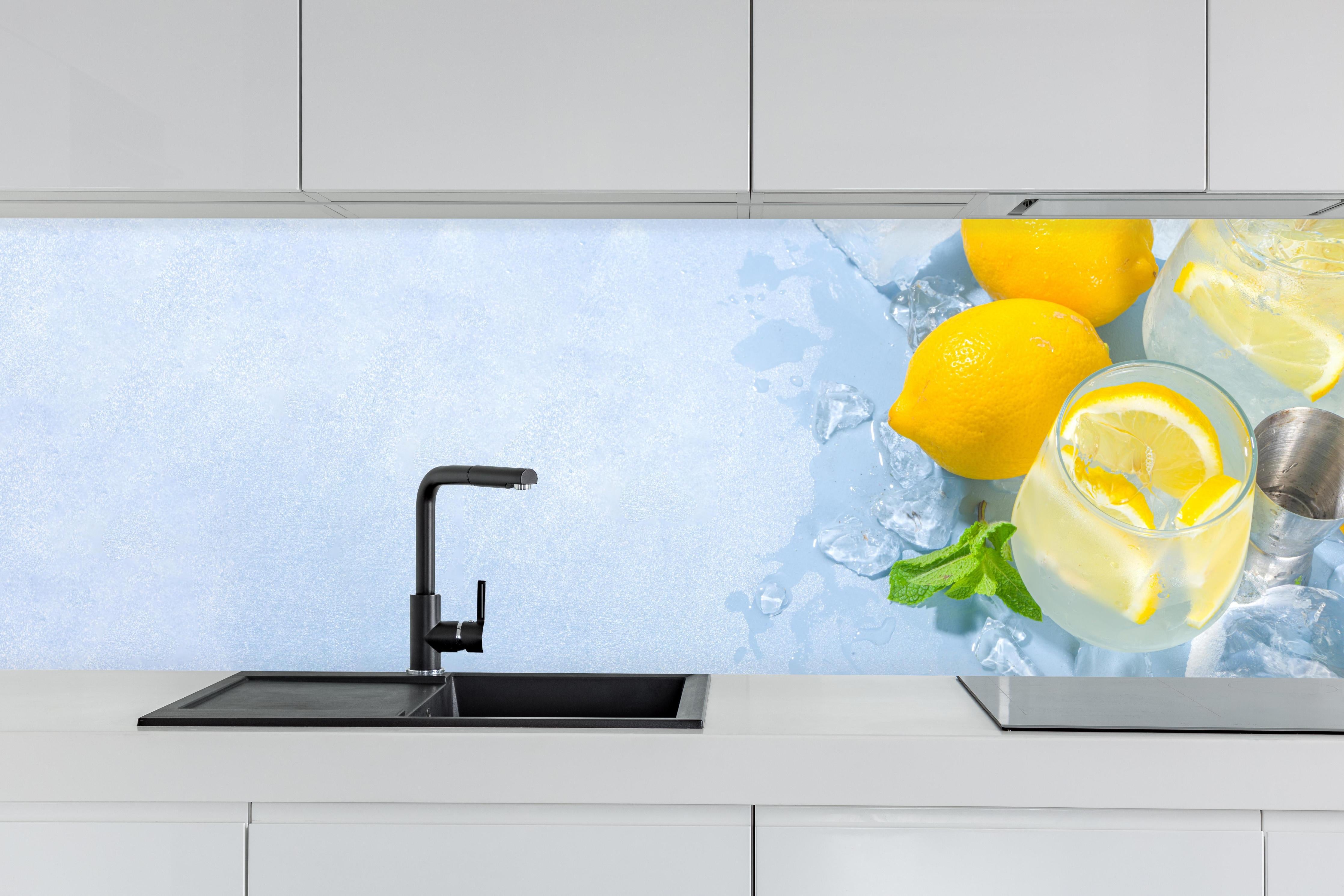 Küche - Zitrone Limette Erfrischung Weiß-Türkis hinter weißen Hochglanz-Küchenregalen und schwarzem Wasserhahn