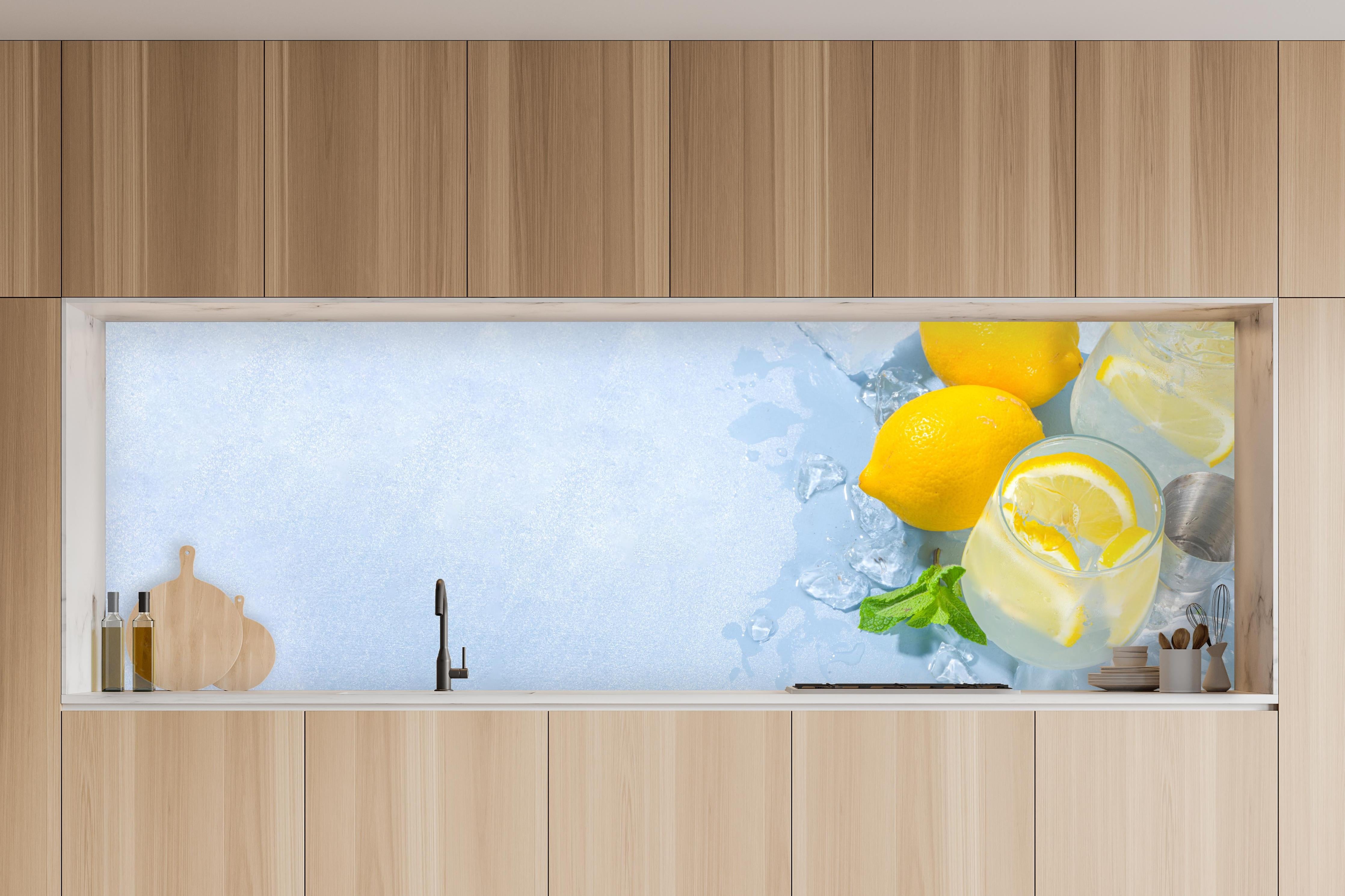 Küche - Zitrone Limette Erfrischung Weiß-Türkis in charakteristischer Vollholz-Küche mit modernem Gasherd