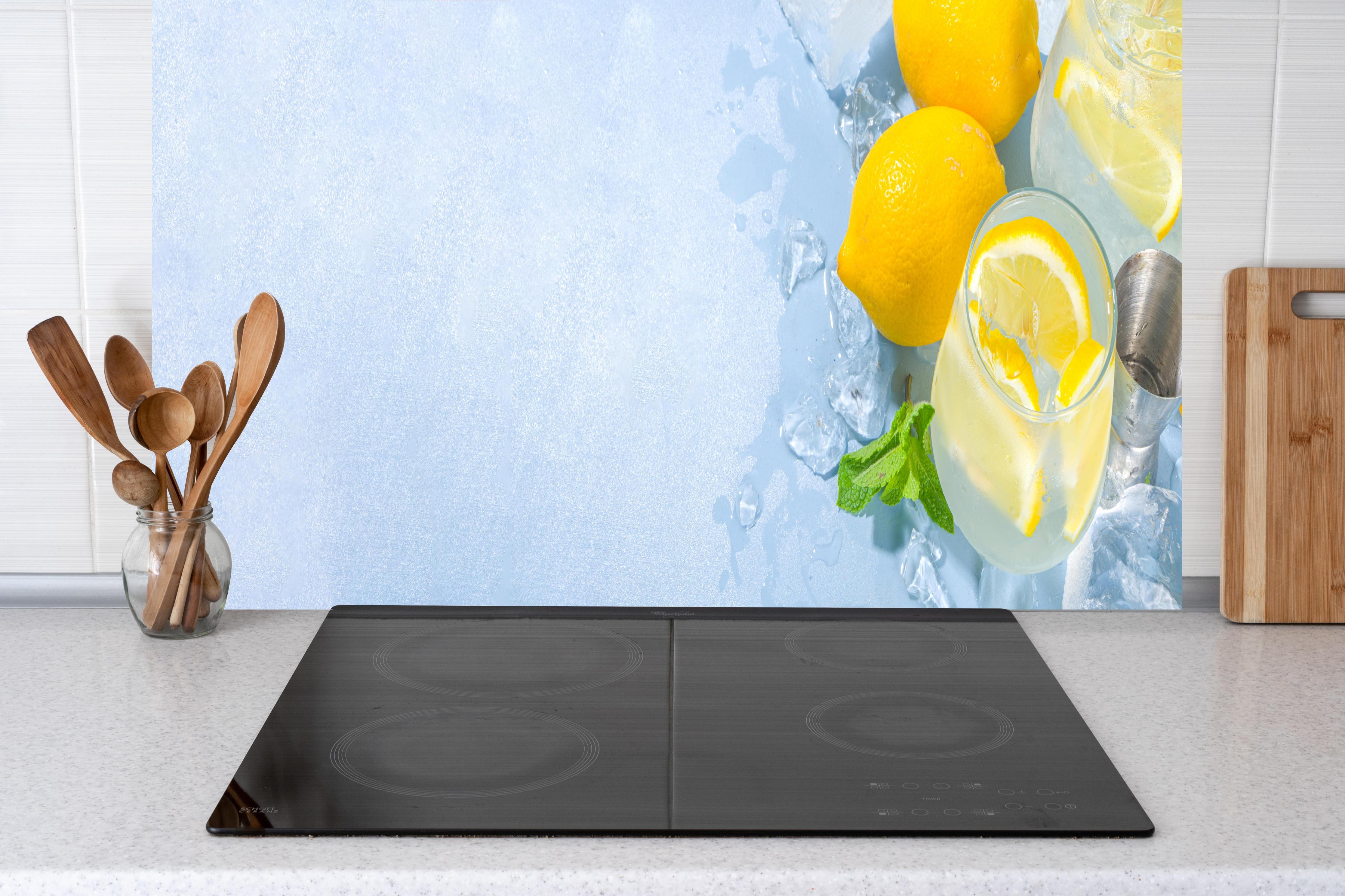 Küche - Zitrone Limette Erfrischung Weiß-Türkis hinter Cerankochfeld und Holz-Kochutensilien