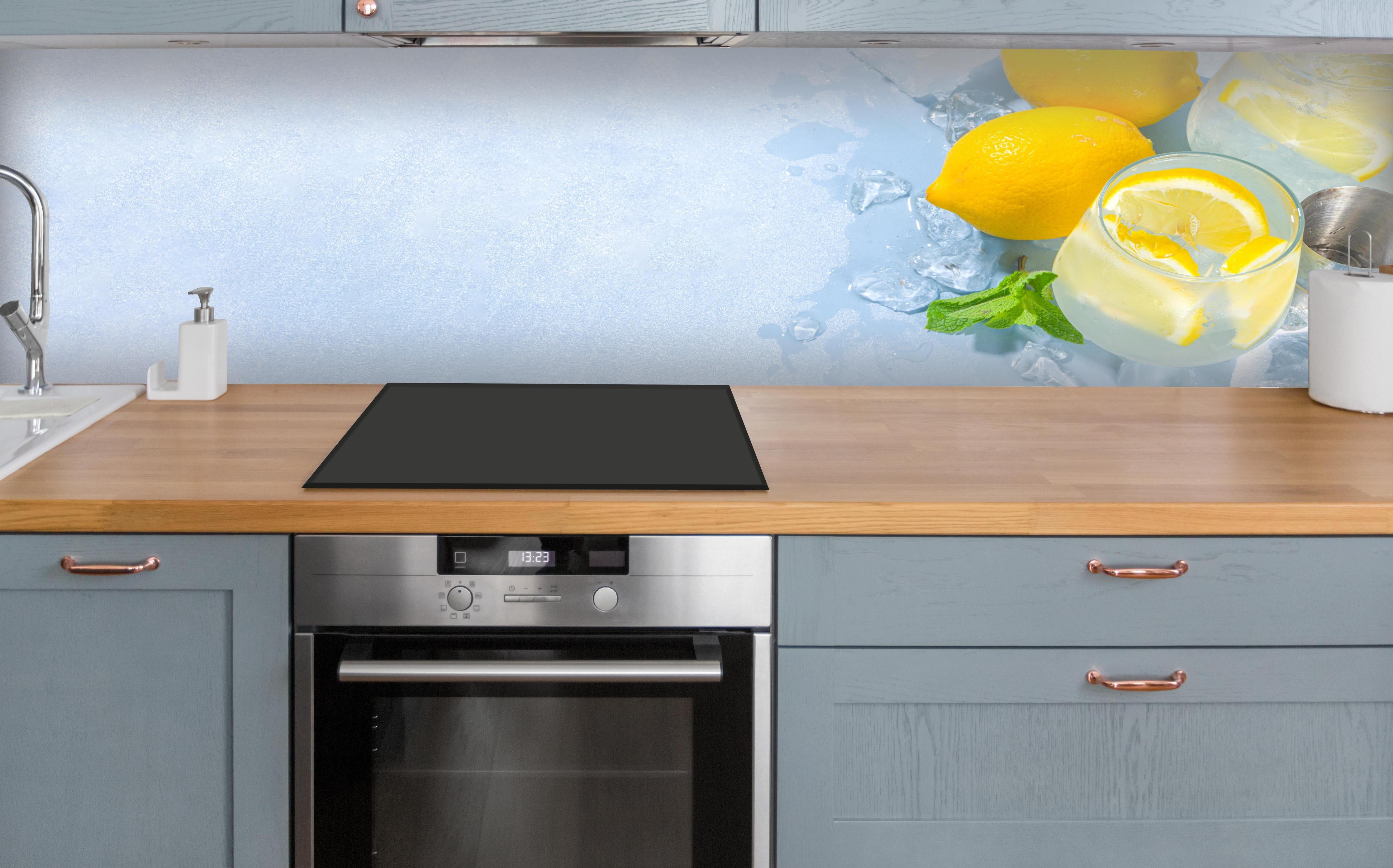 Küche - Zitrone Limette Erfrischung Weiß-Türkis über polierter Holzarbeitsplatte mit Cerankochfeld