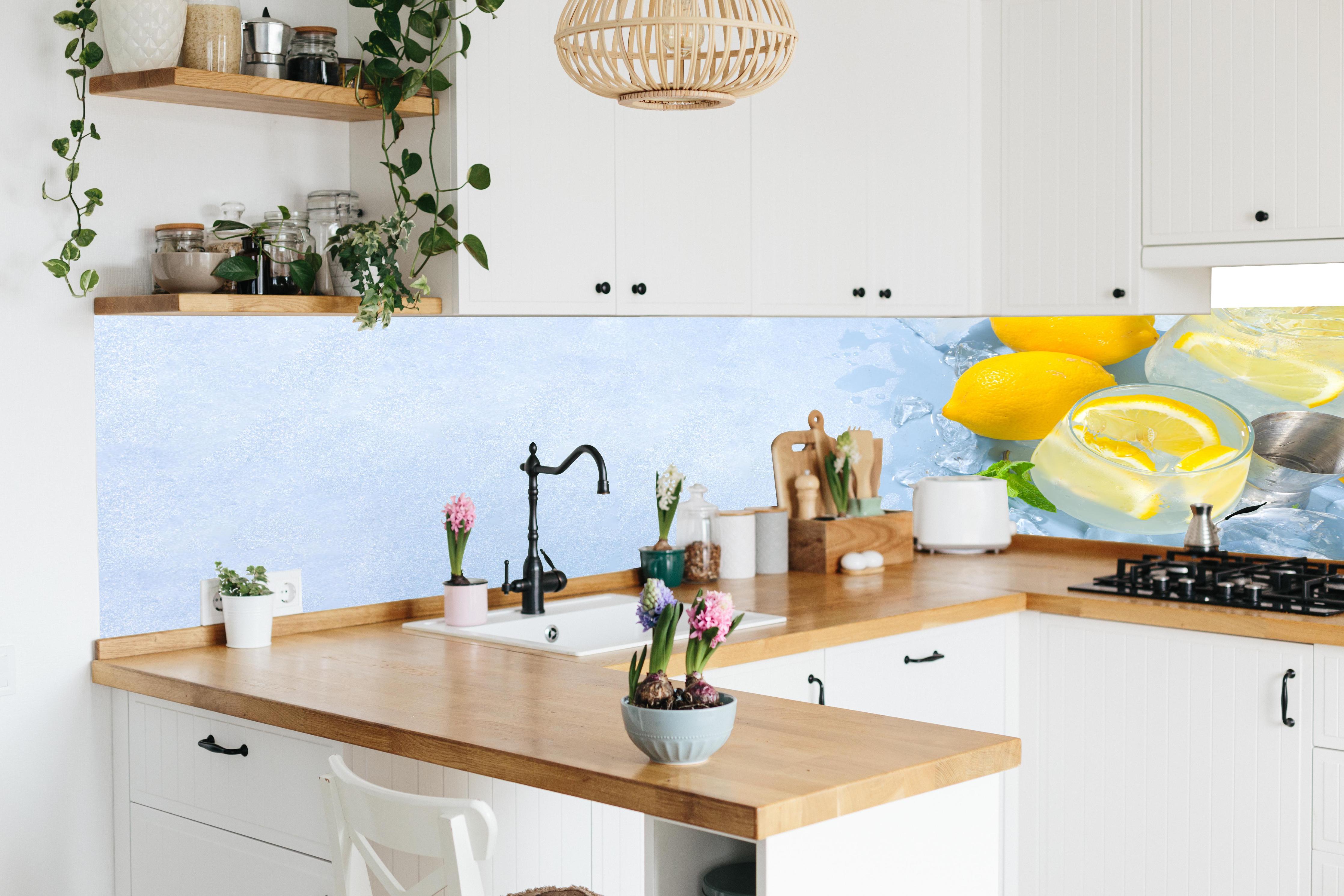 Küche - Zitrone Limette Erfrischung Weiß-Türkis in lebendiger Küche mit bunten Blumen