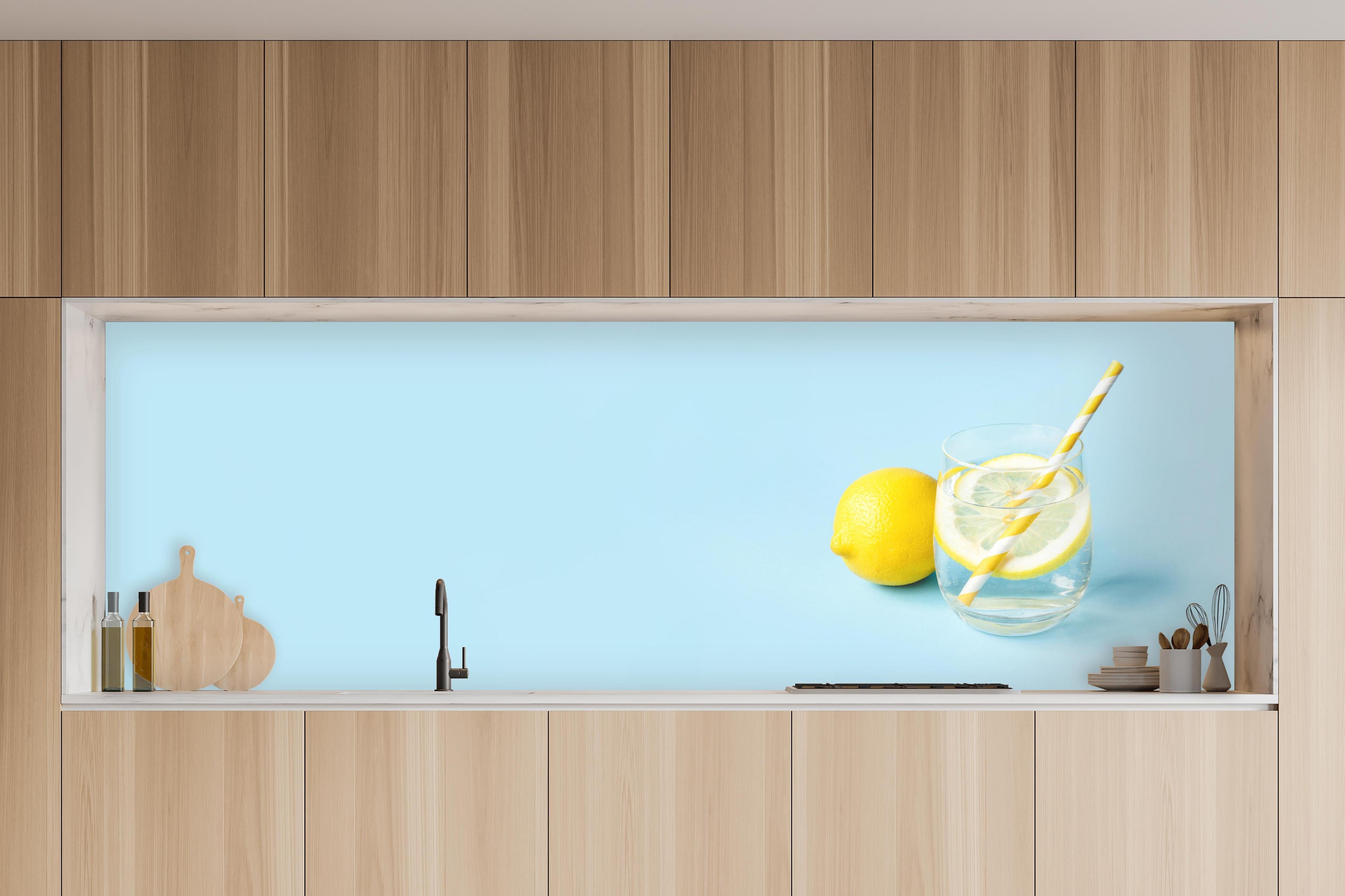 Küche - Zitrone Limette auf Blau in charakteristischer Vollholz-Küche mit modernem Gasherd