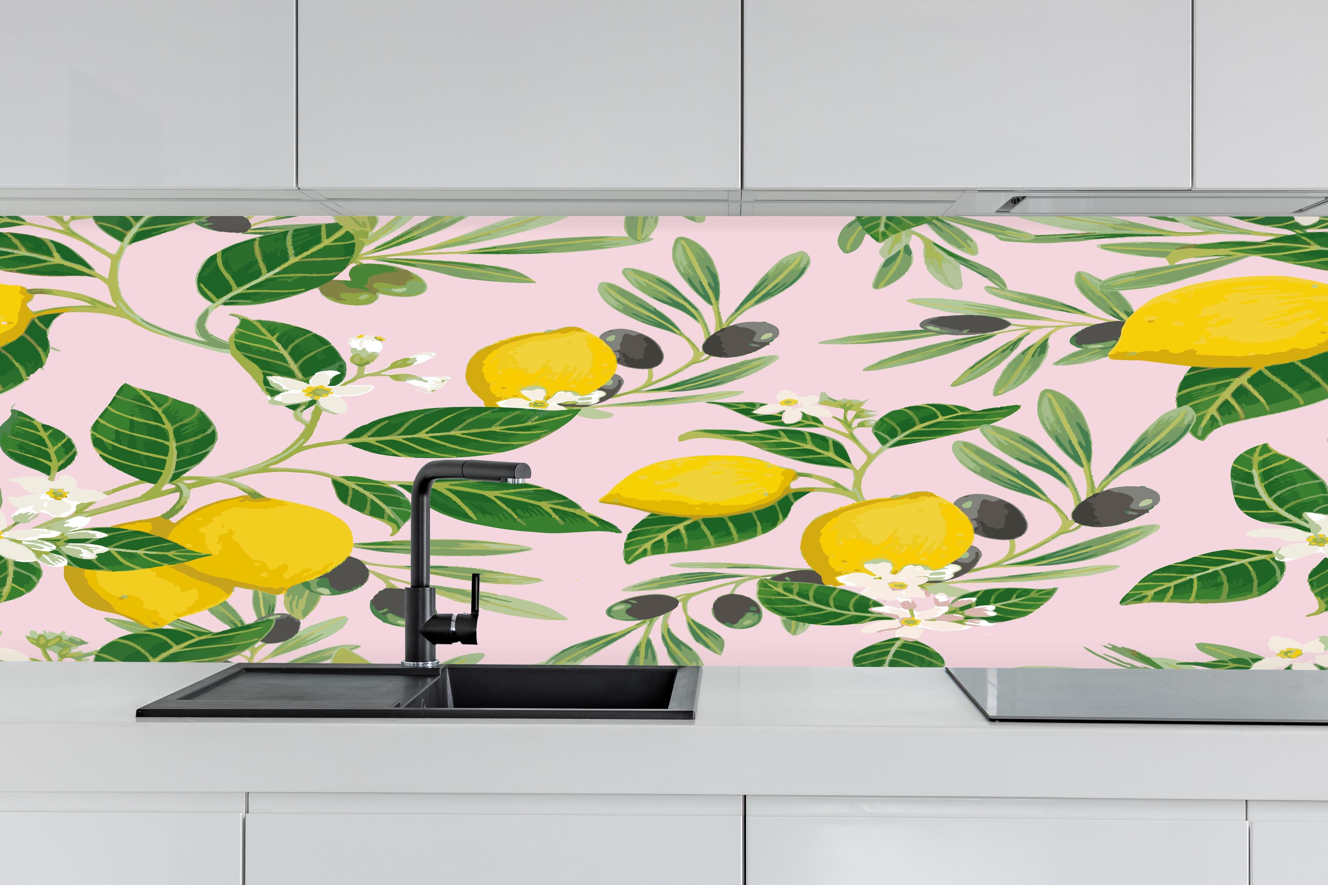 Küche - Zitronen- und Limettenmuster Rosa hinter weißen Hochglanz-Küchenregalen und schwarzem Wasserhahn
