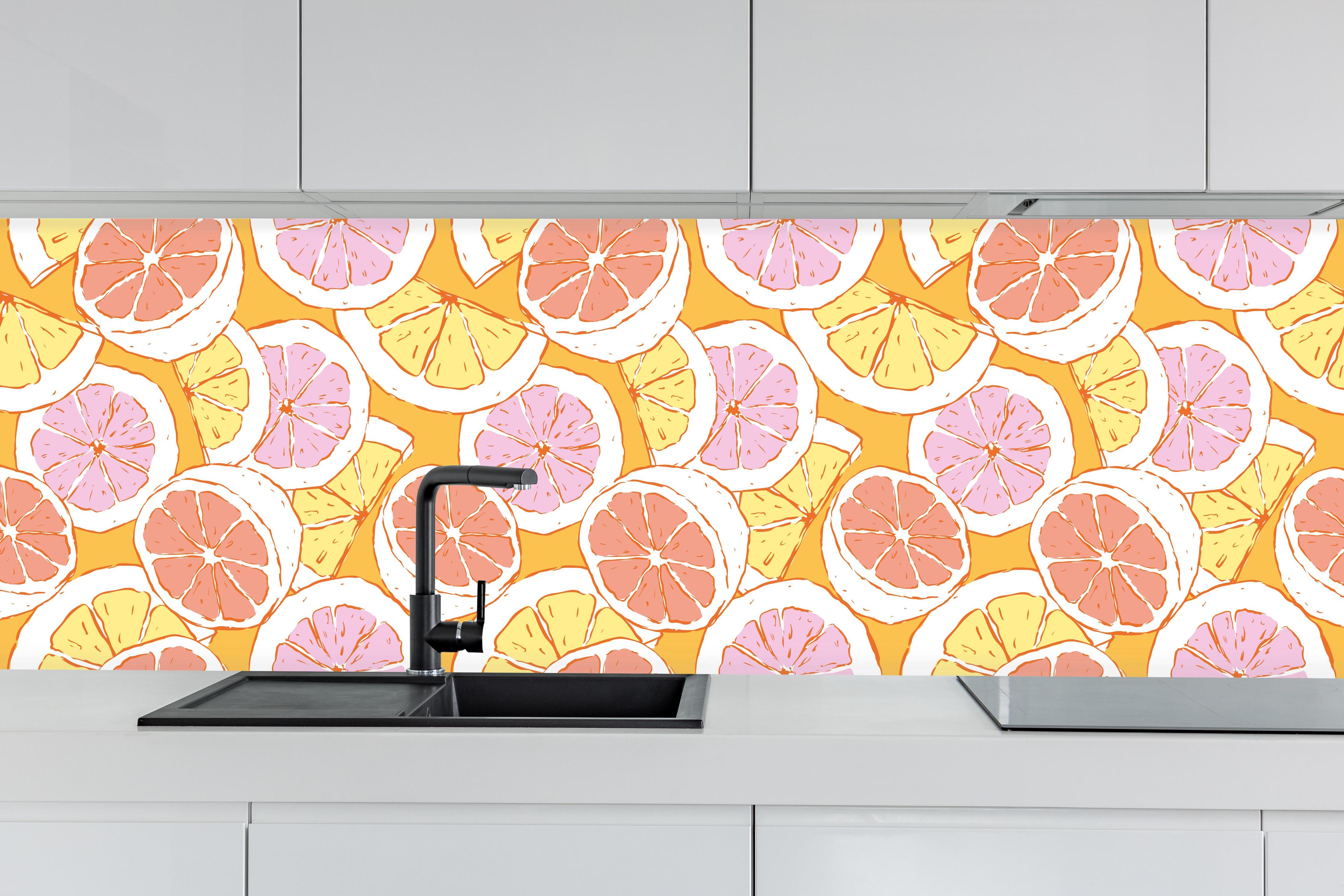 Küche - Zitronen-Grapefruit Pastellmuster hinter weißen Hochglanz-Küchenregalen und schwarzem Wasserhahn