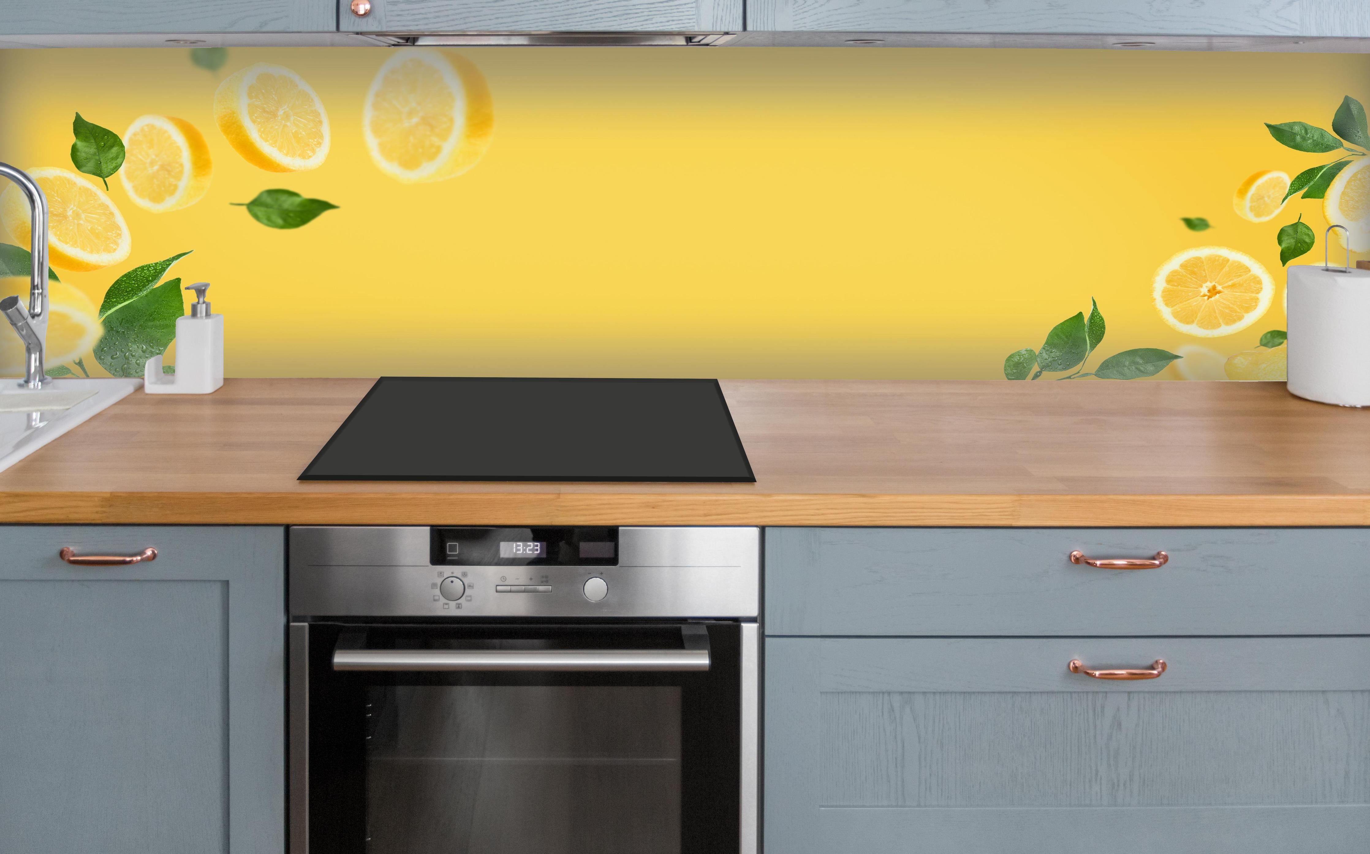 Küche - Zitronen Limetten Gelb-Grün über polierter Holzarbeitsplatte mit Cerankochfeld