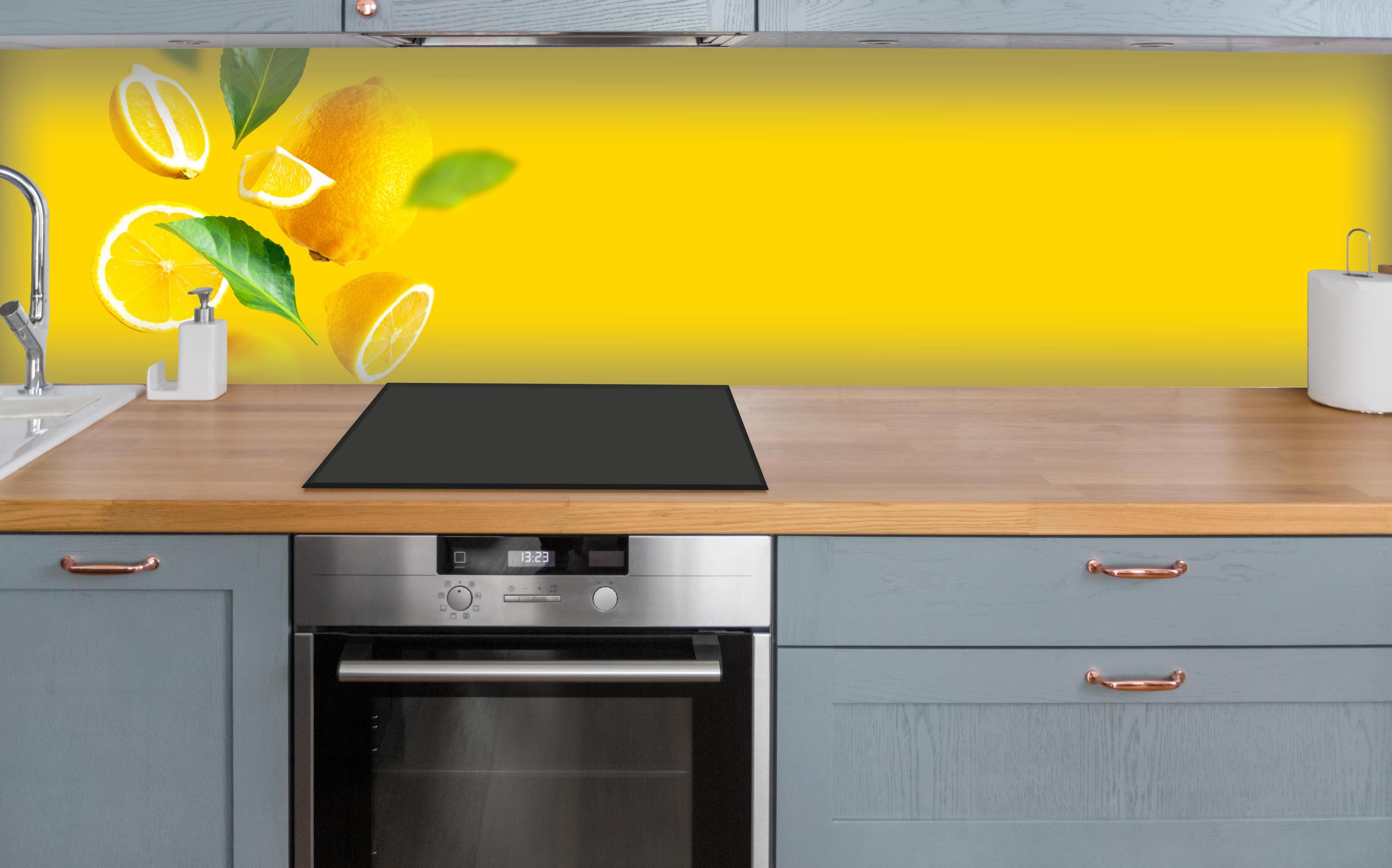 Küche - Zitronen Limetten Gelber Hintergrund über polierter Holzarbeitsplatte mit Cerankochfeld