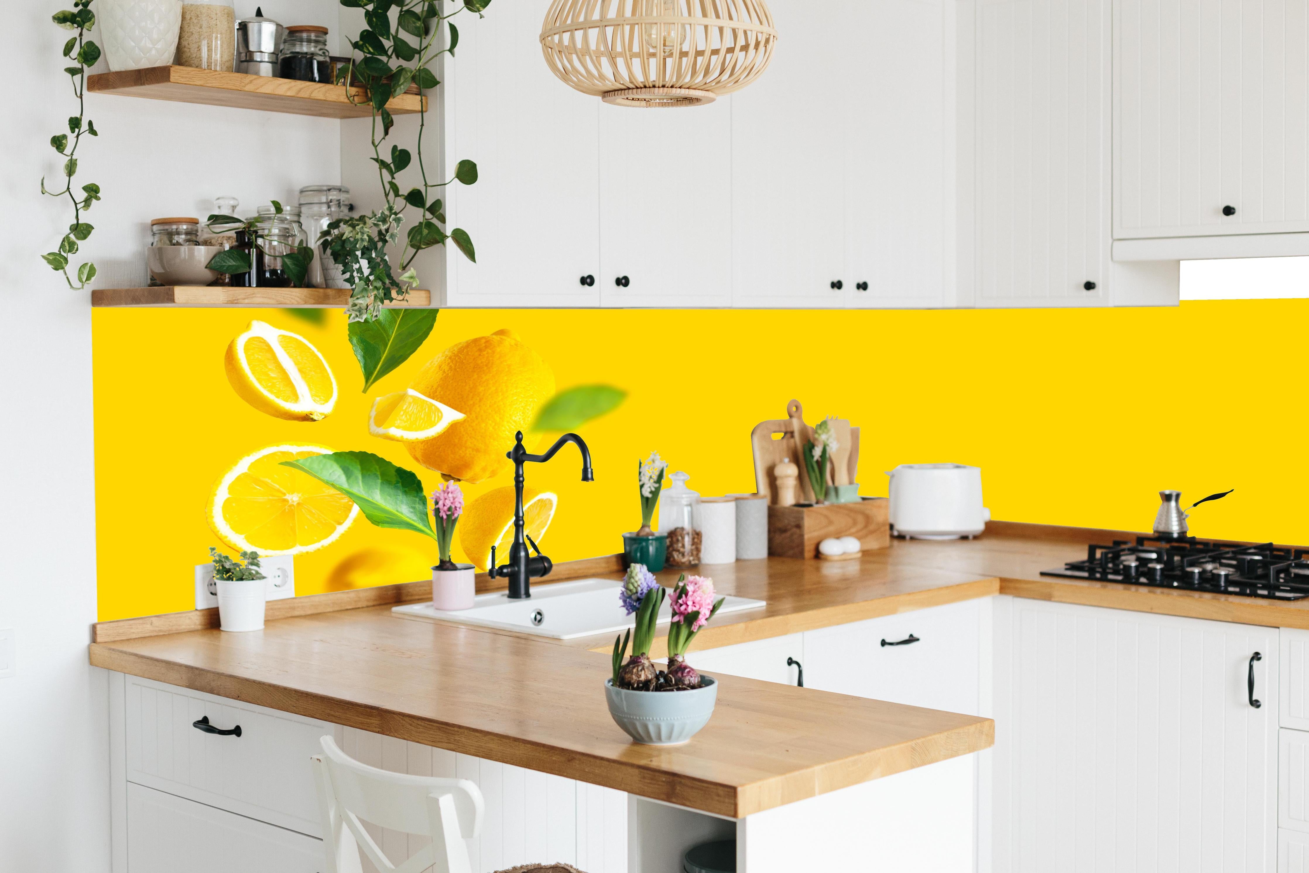 Küche - Zitronen Limetten Gelber Hintergrund in lebendiger Küche mit bunten Blumen