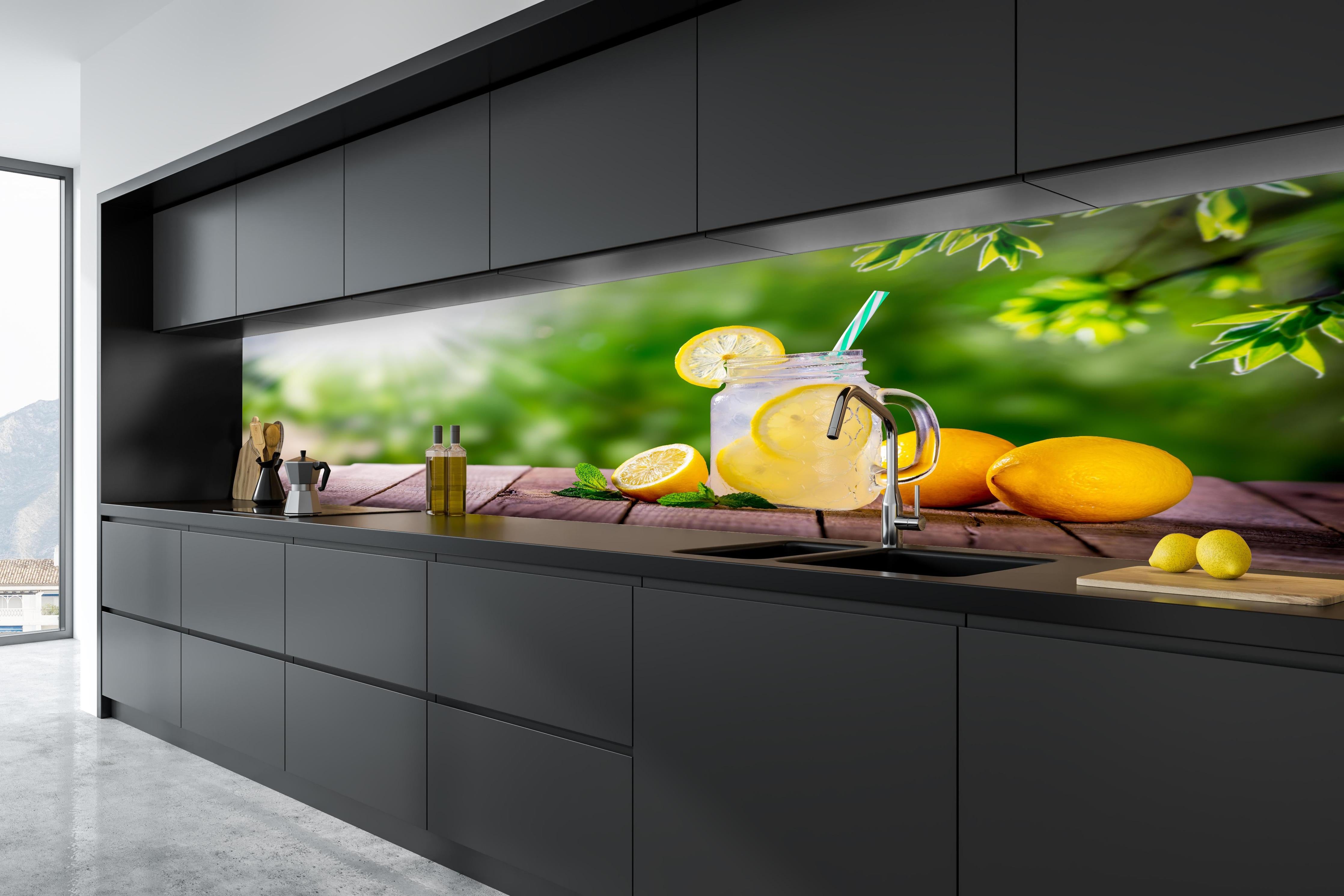 Küche - Zitronen-Limonade auf Holztisch in tiefschwarzer matt-premium Einbauküche