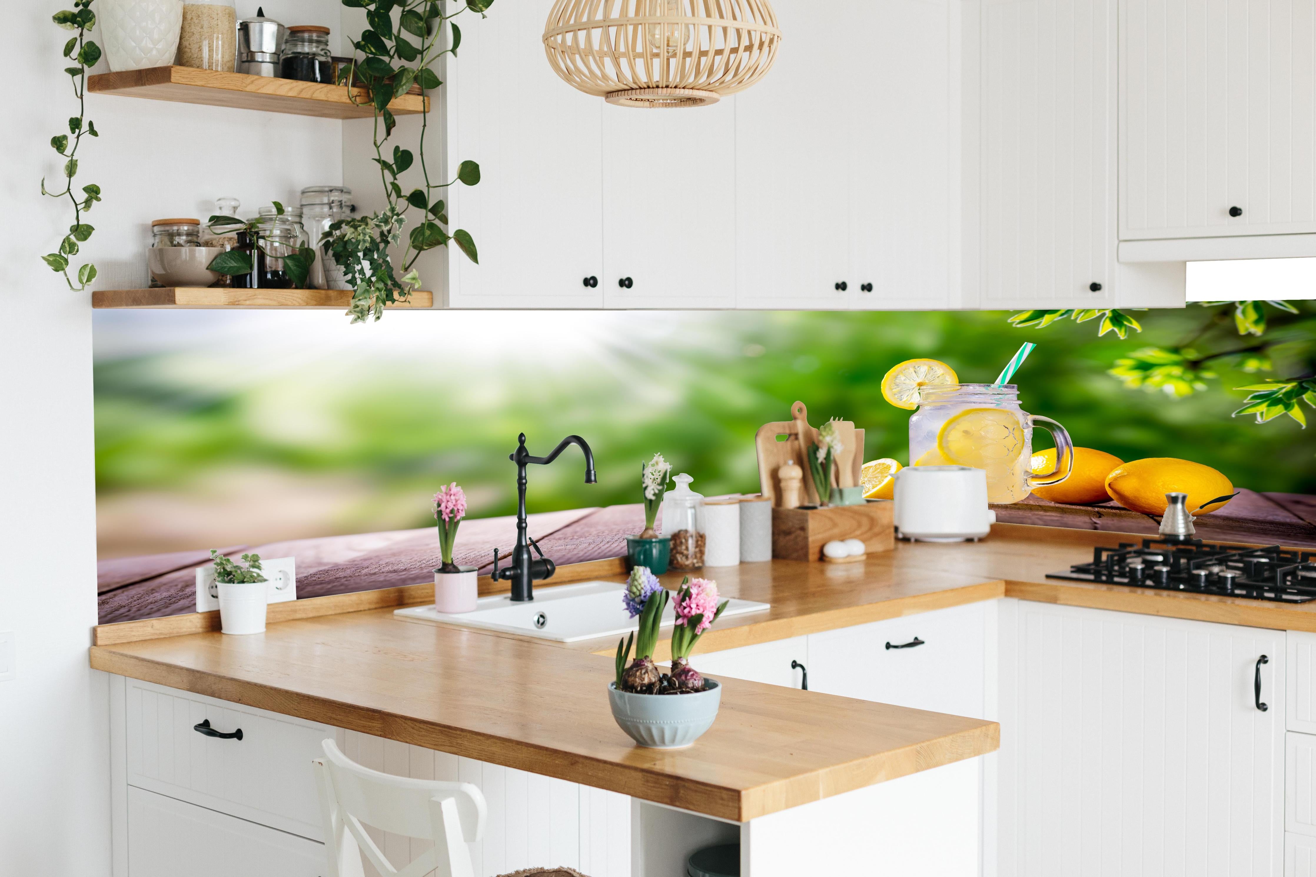 Küche - Zitronen-Limonade auf Holztisch in lebendiger Küche mit bunten Blumen