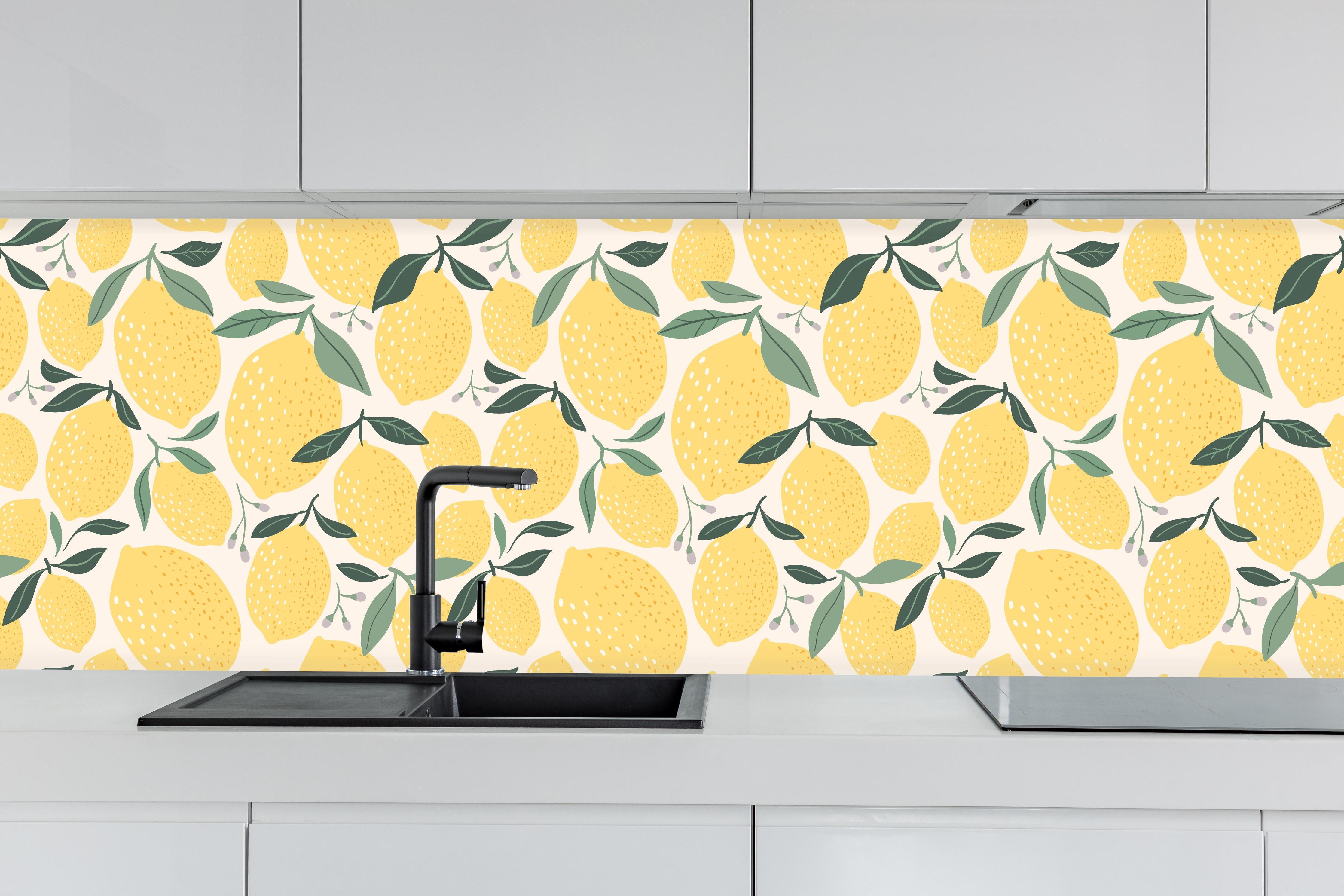 Küche - Zitronen Limoncello Dream Gelb hinter weißen Hochglanz-Küchenregalen und schwarzem Wasserhahn