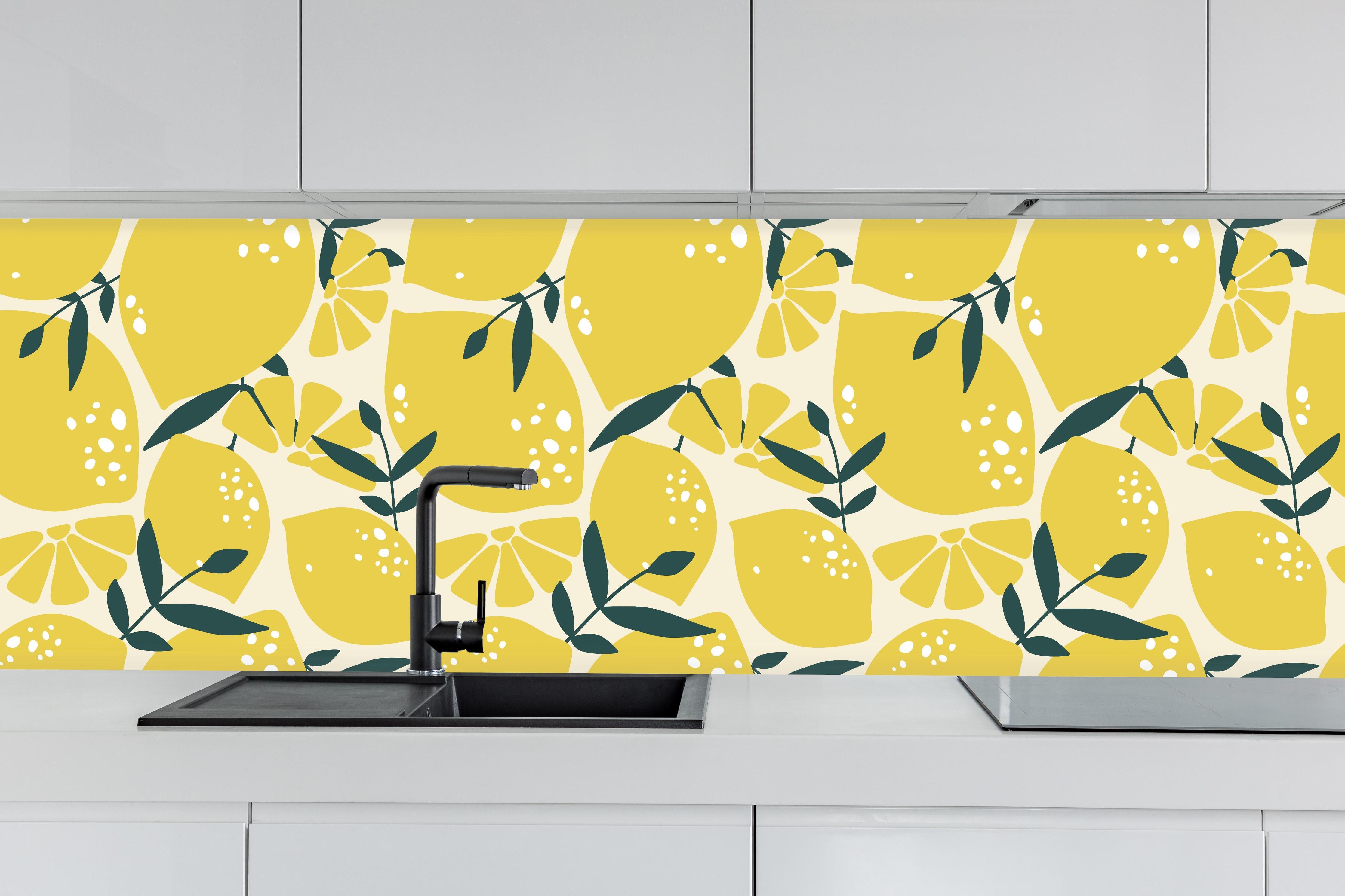 Küche - Zitronen-Motiv Gelb Grün hinter weißen Hochglanz-Küchenregalen und schwarzem Wasserhahn