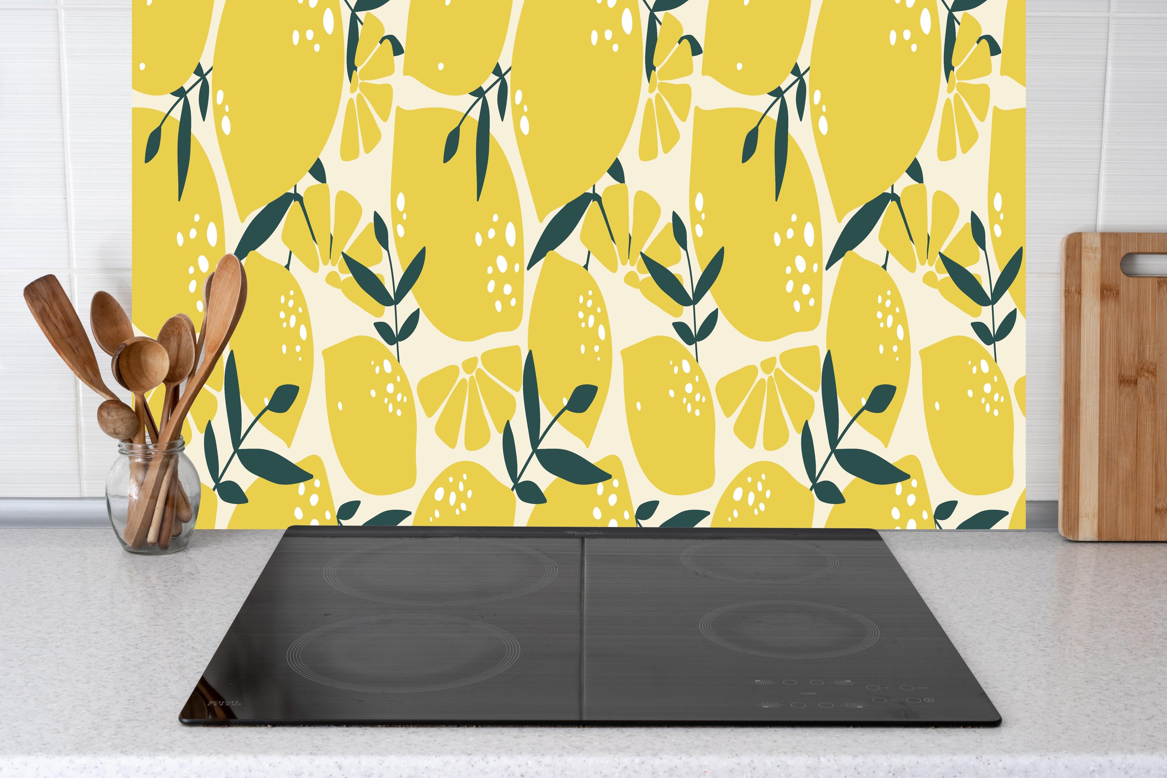Küche - Zitronen-Motiv Gelb Grün hinter Cerankochfeld und Holz-Kochutensilien
