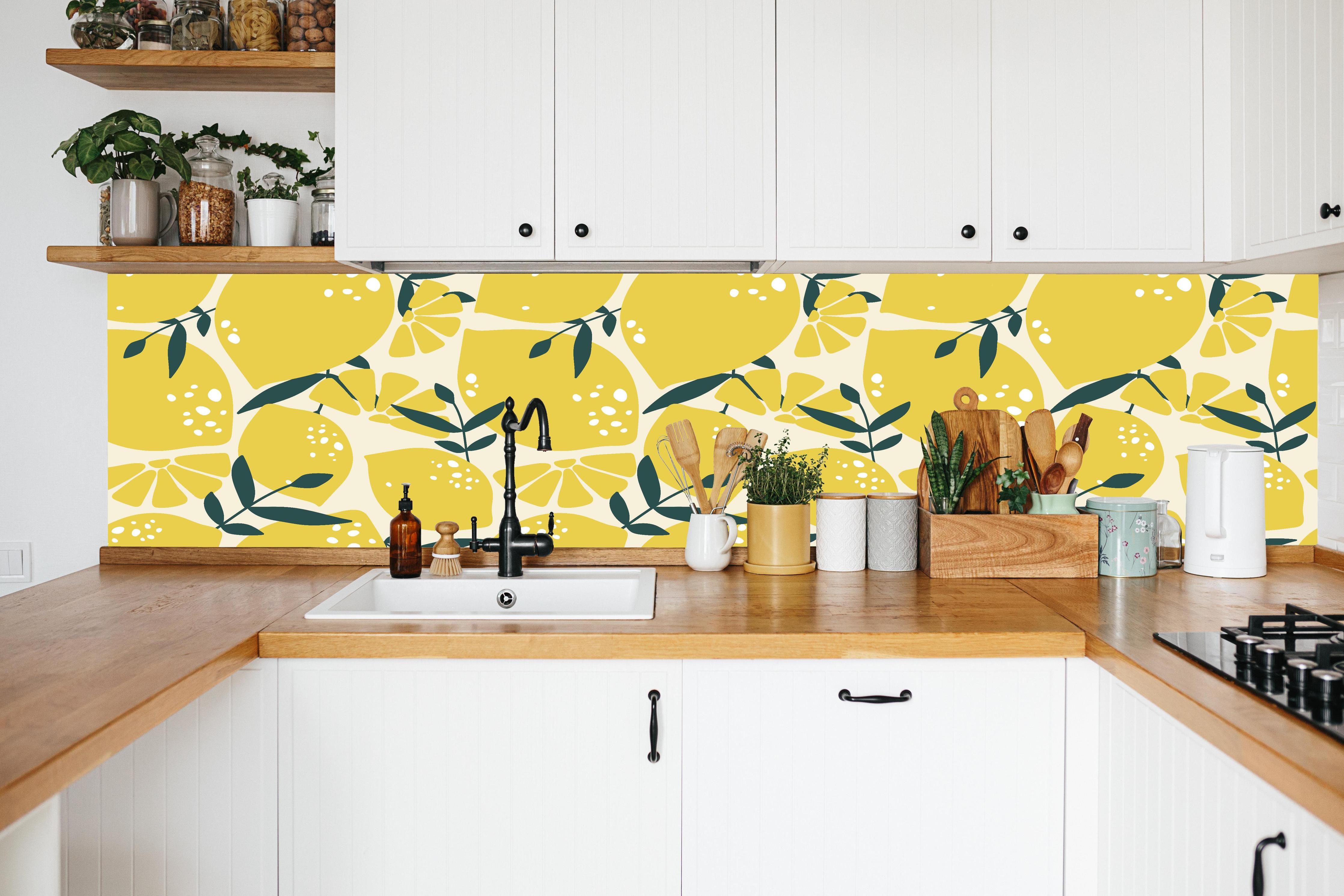 Küche - Zitronen-Motiv Gelb Grün in weißer Küche hinter Gewürzen und Kochlöffeln aus Holz