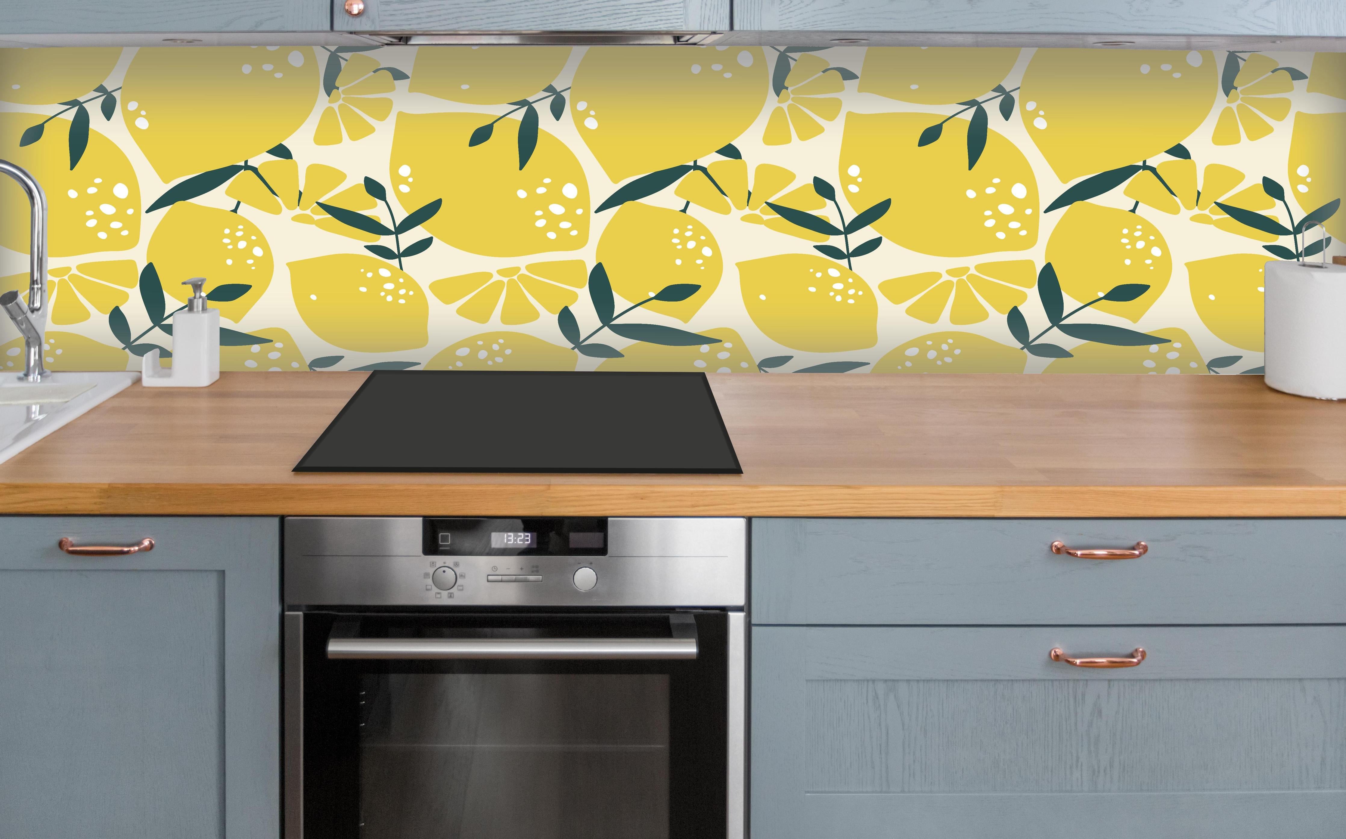 Küche - Zitronen-Motiv Gelb Grün über polierter Holzarbeitsplatte mit Cerankochfeld