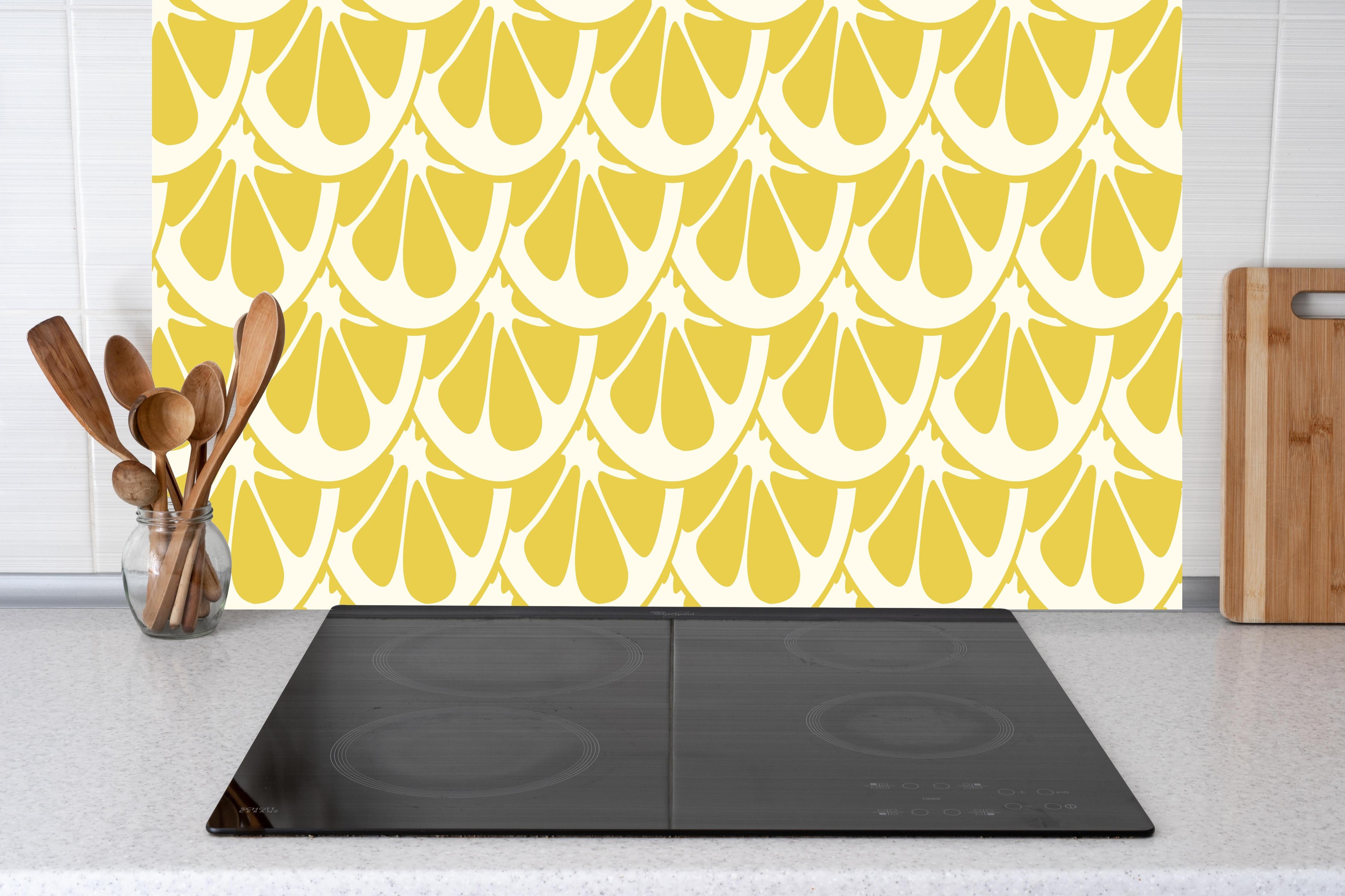 Küche - Zitronen-Muster Gelb-Weiß hinter Cerankochfeld und Holz-Kochutensilien