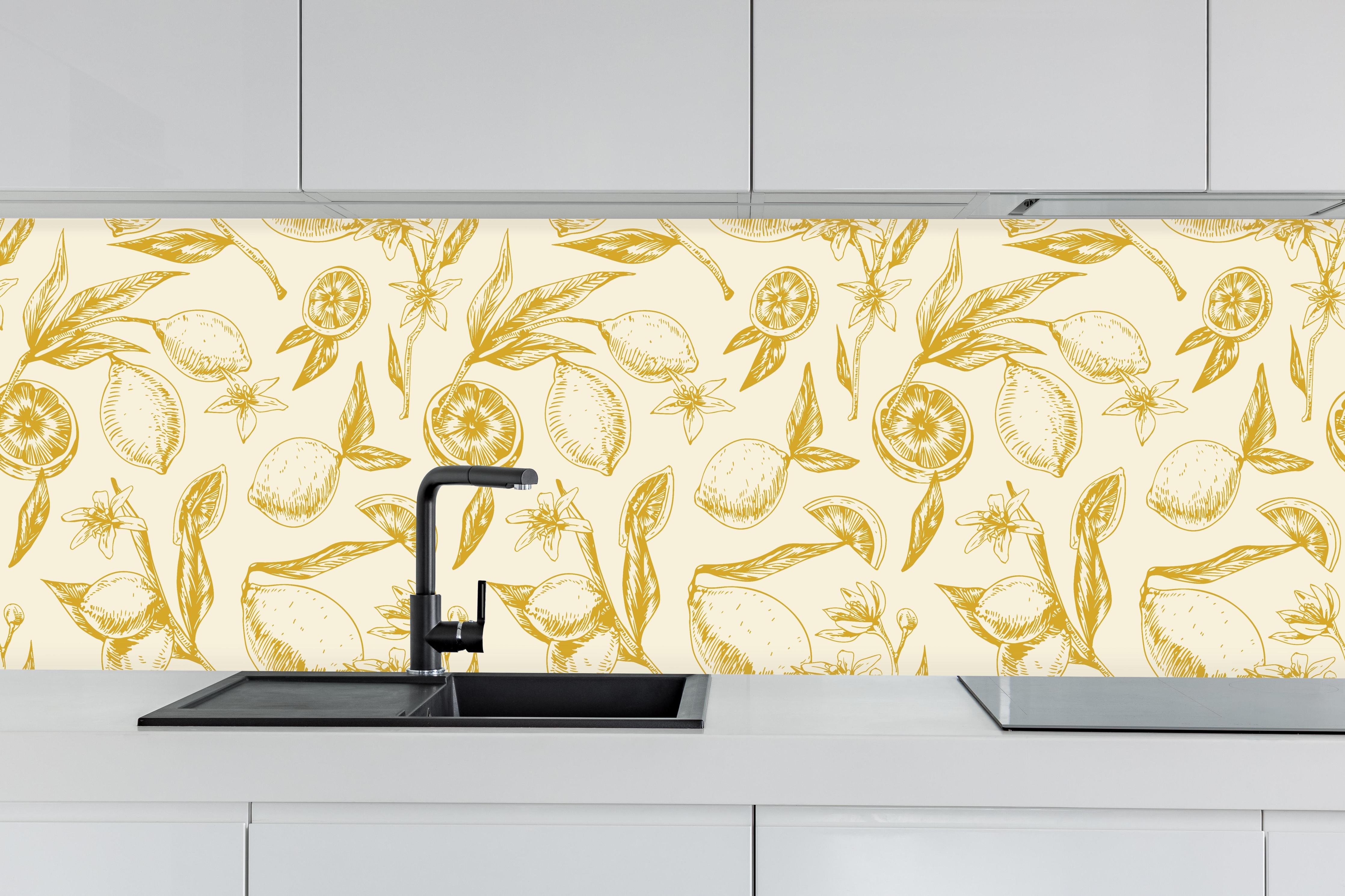Küche - Zitronenmuster Gelb-Beige hinter weißen Hochglanz-Küchenregalen und schwarzem Wasserhahn
