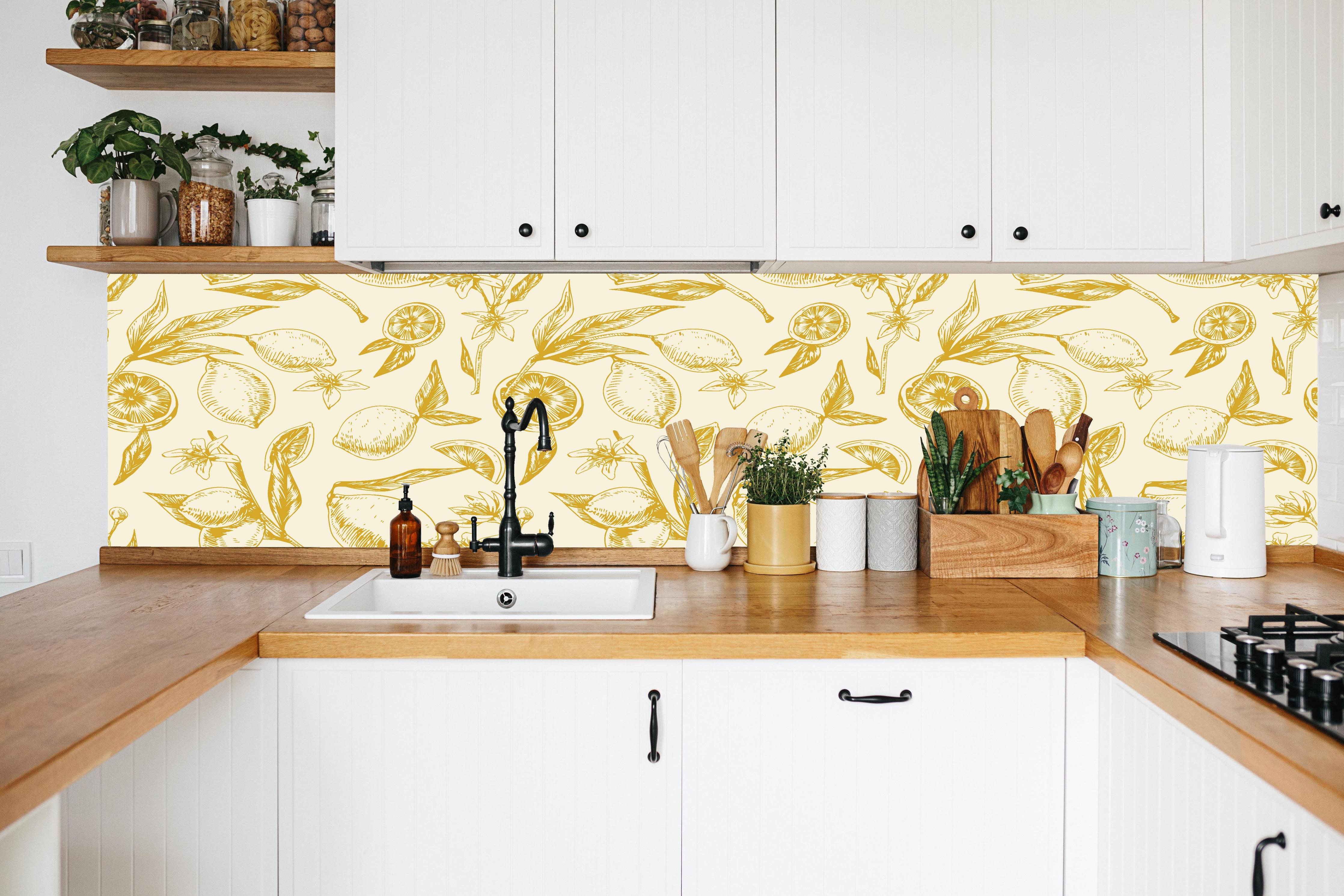 Küche - Zitronenmuster Gelb-Beige in weißer Küche hinter Gewürzen und Kochlöffeln aus Holz