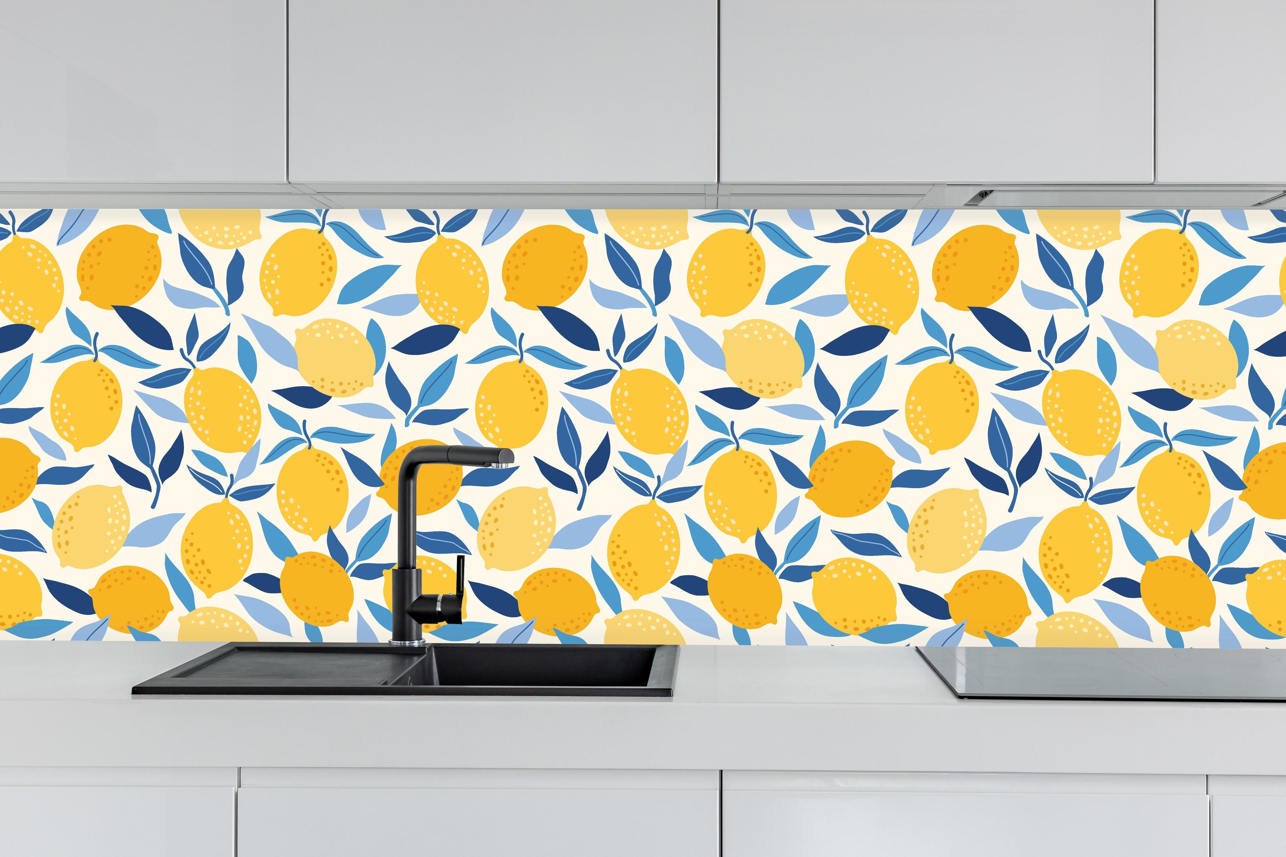 Küche - Zitronenmuster Gelb Blau hinter weißen Hochglanz-Küchenregalen und schwarzem Wasserhahn