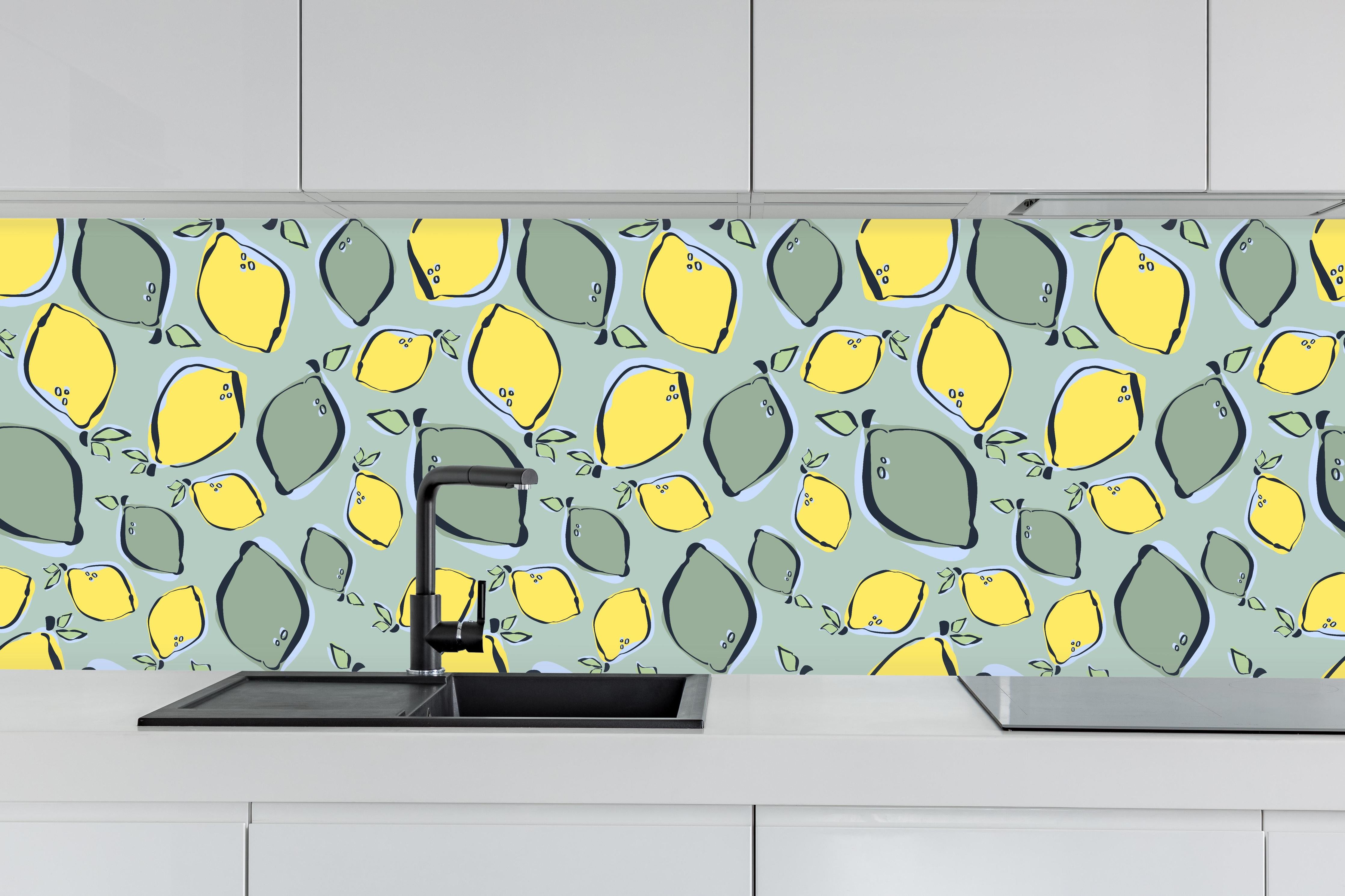 Küche - Zitronenmuster Gelb-Türkis hinter weißen Hochglanz-Küchenregalen und schwarzem Wasserhahn