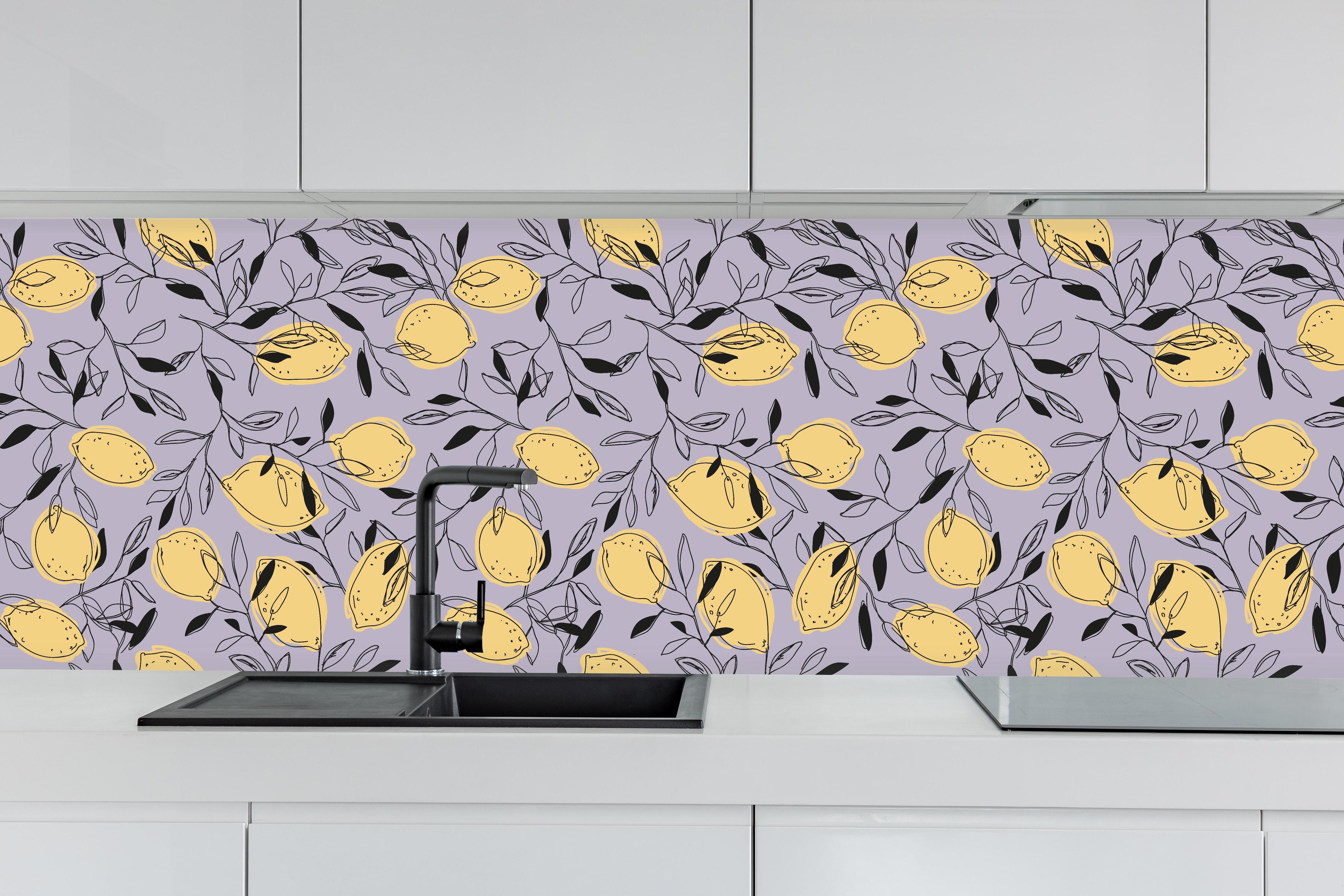 Küche - Zitronenmuster Lila-Gelb hinter weißen Hochglanz-Küchenregalen und schwarzem Wasserhahn