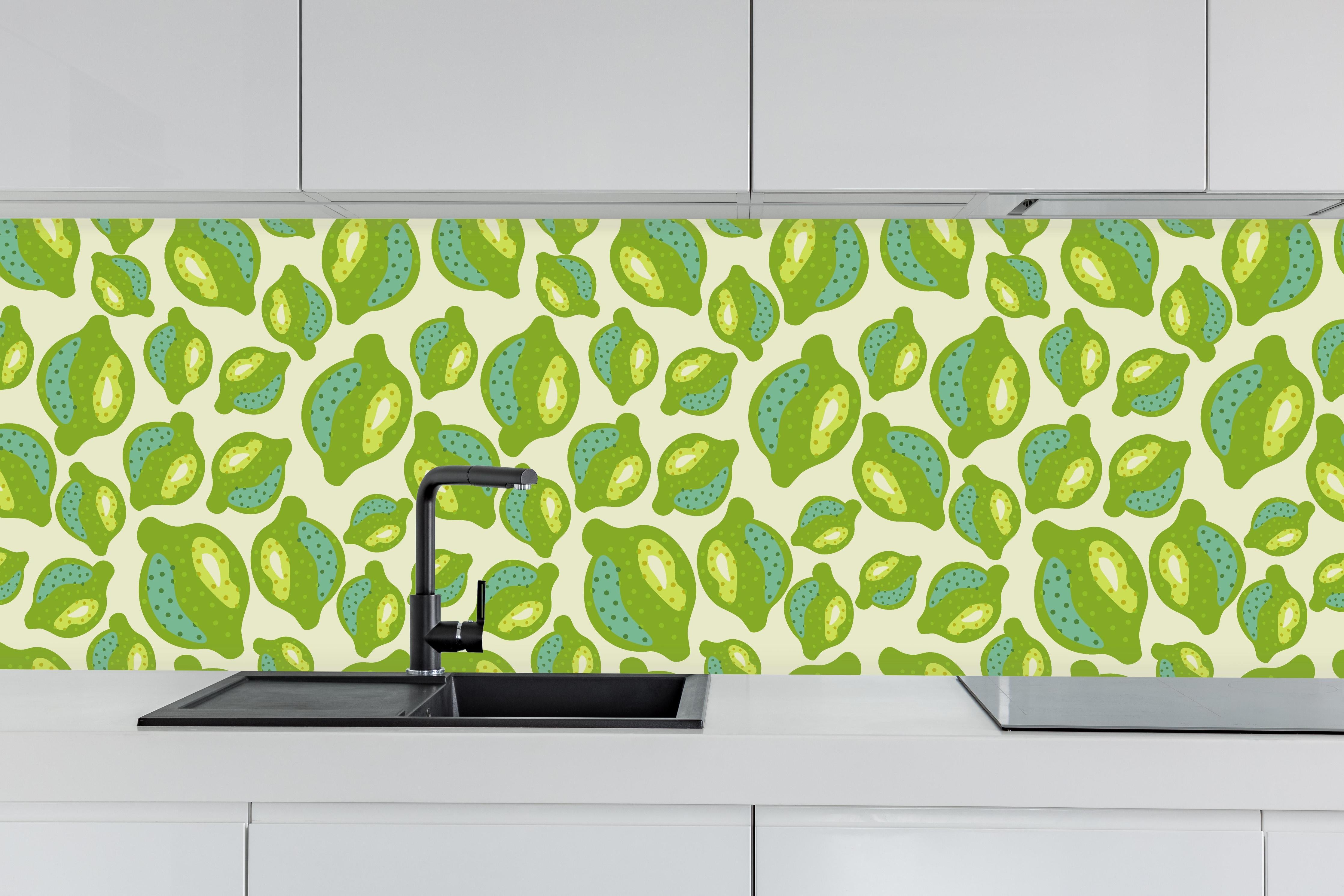 Küche - Zitrus-Limetten-Muster Grün hinter weißen Hochglanz-Küchenregalen und schwarzem Wasserhahn