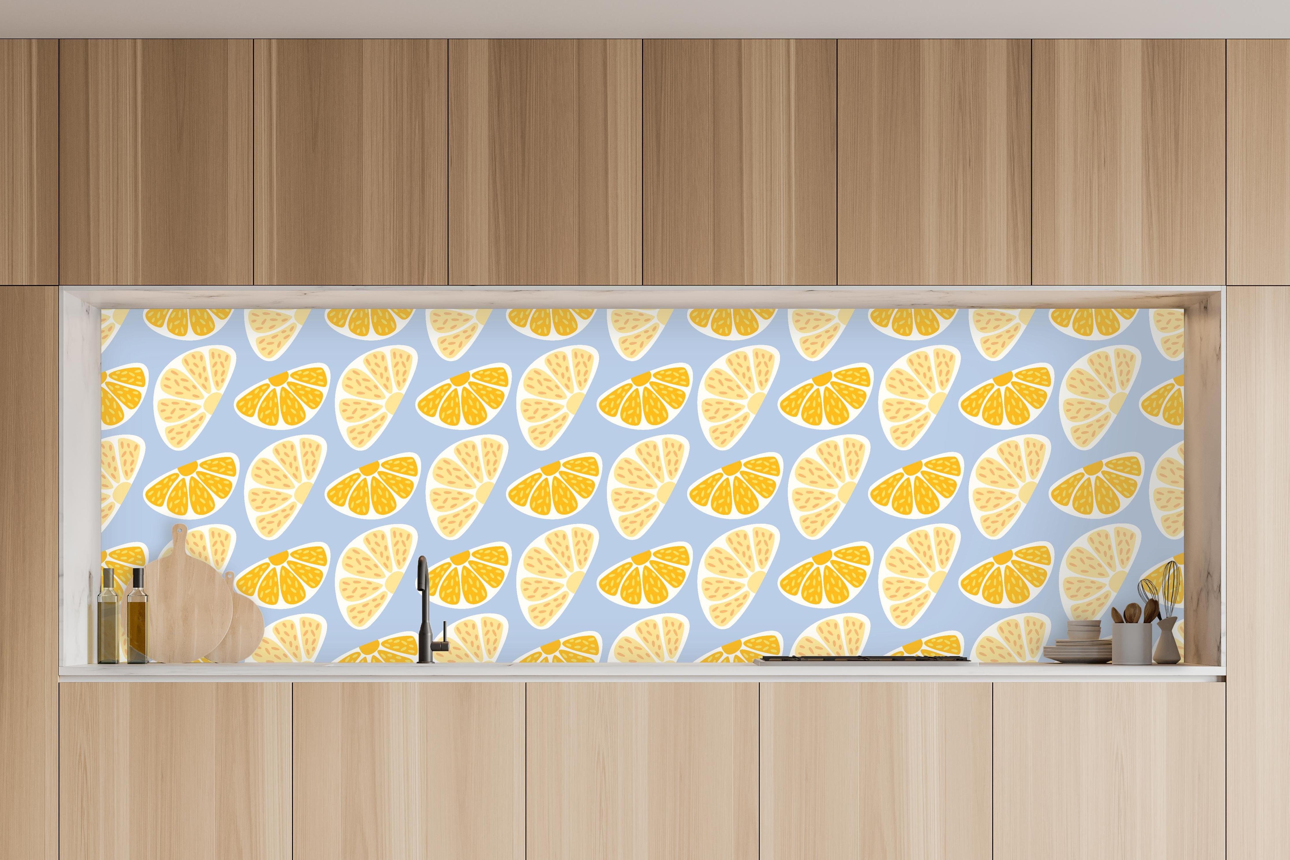 Küche - Zitrus-Orange-Muster in charakteristischer Vollholz-Küche mit modernem Gasherd