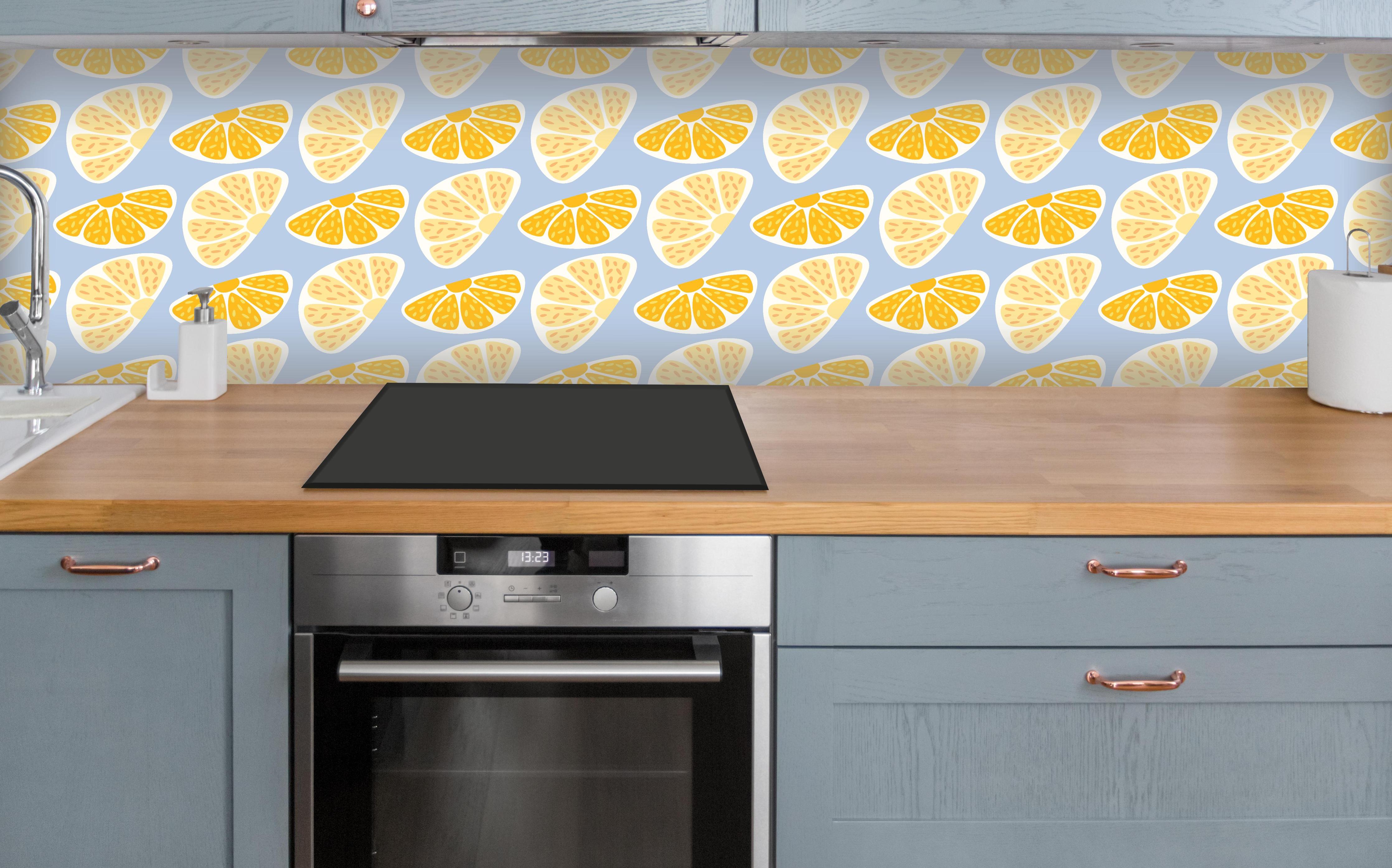 Küche - Zitrus-Orange-Muster über polierter Holzarbeitsplatte mit Cerankochfeld