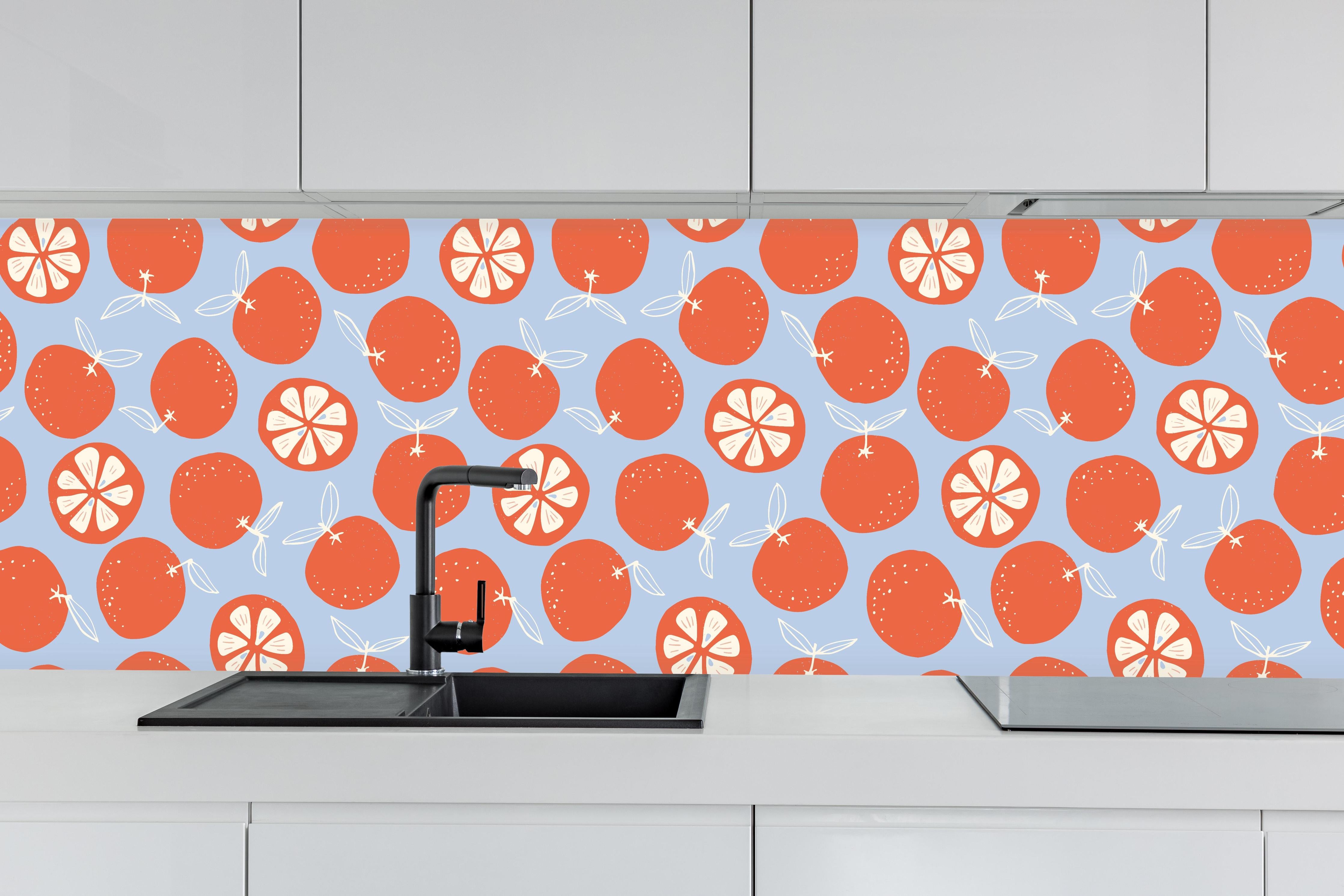 Küche - Zitrus-Orangenmuster Coral Glow hinter weißen Hochglanz-Küchenregalen und schwarzem Wasserhahn