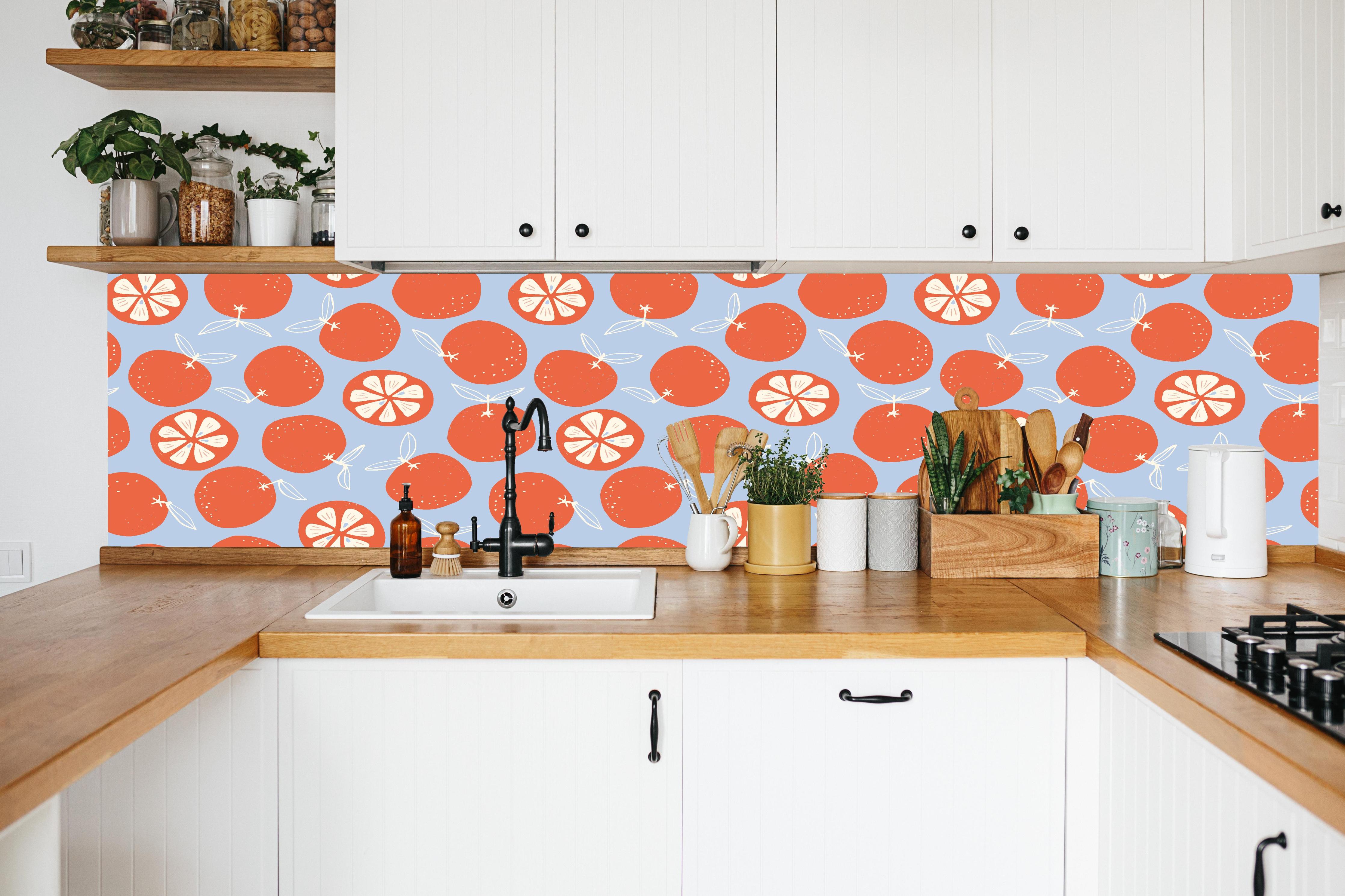 Küche - Zitrus-Orangenmuster Coral Glow in weißer Küche hinter Gewürzen und Kochlöffeln aus Holz