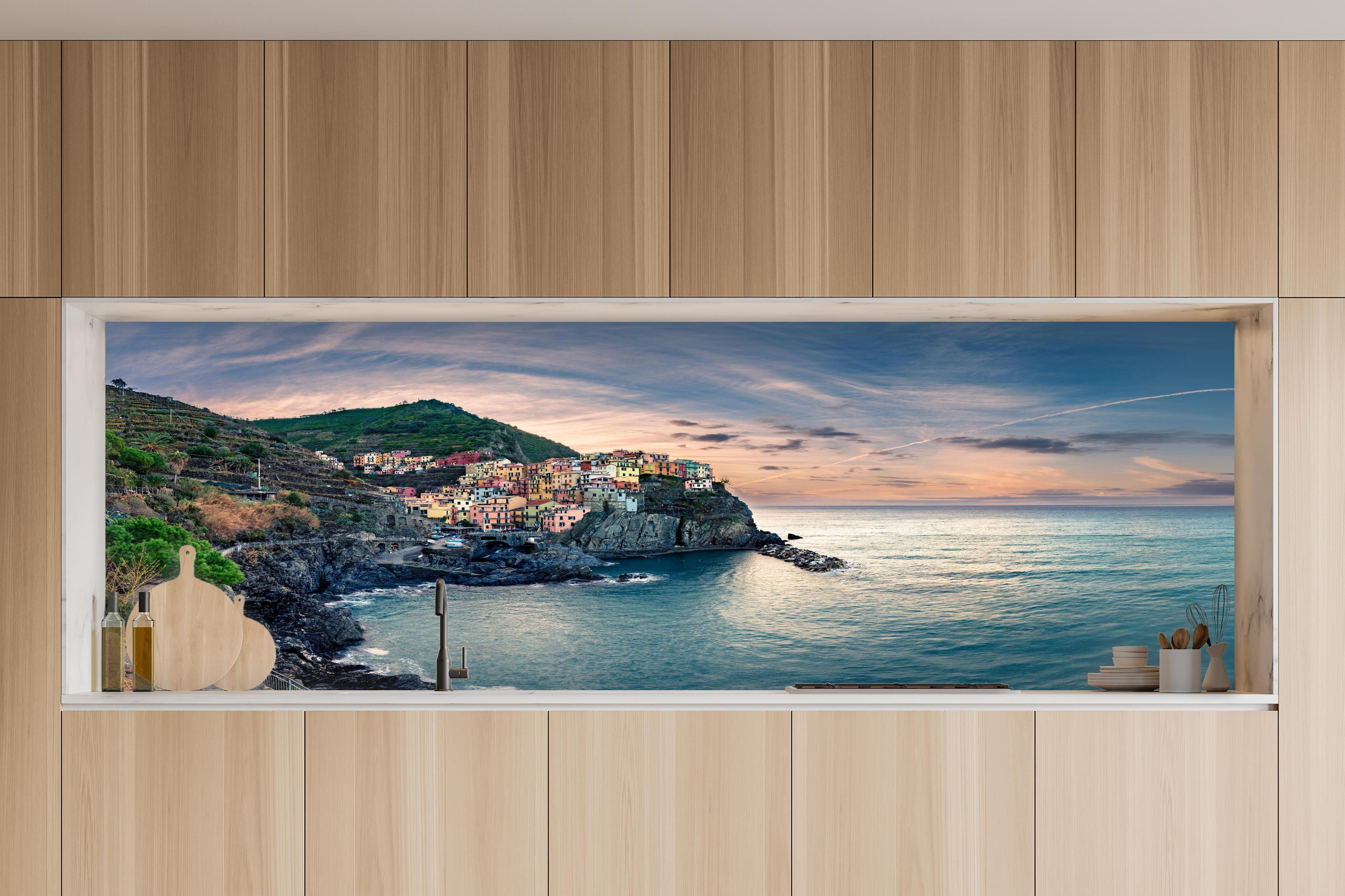 Küche - talienische Küste im Abendrot in charakteristischer Vollholz-Küche mit modernem Gasherd