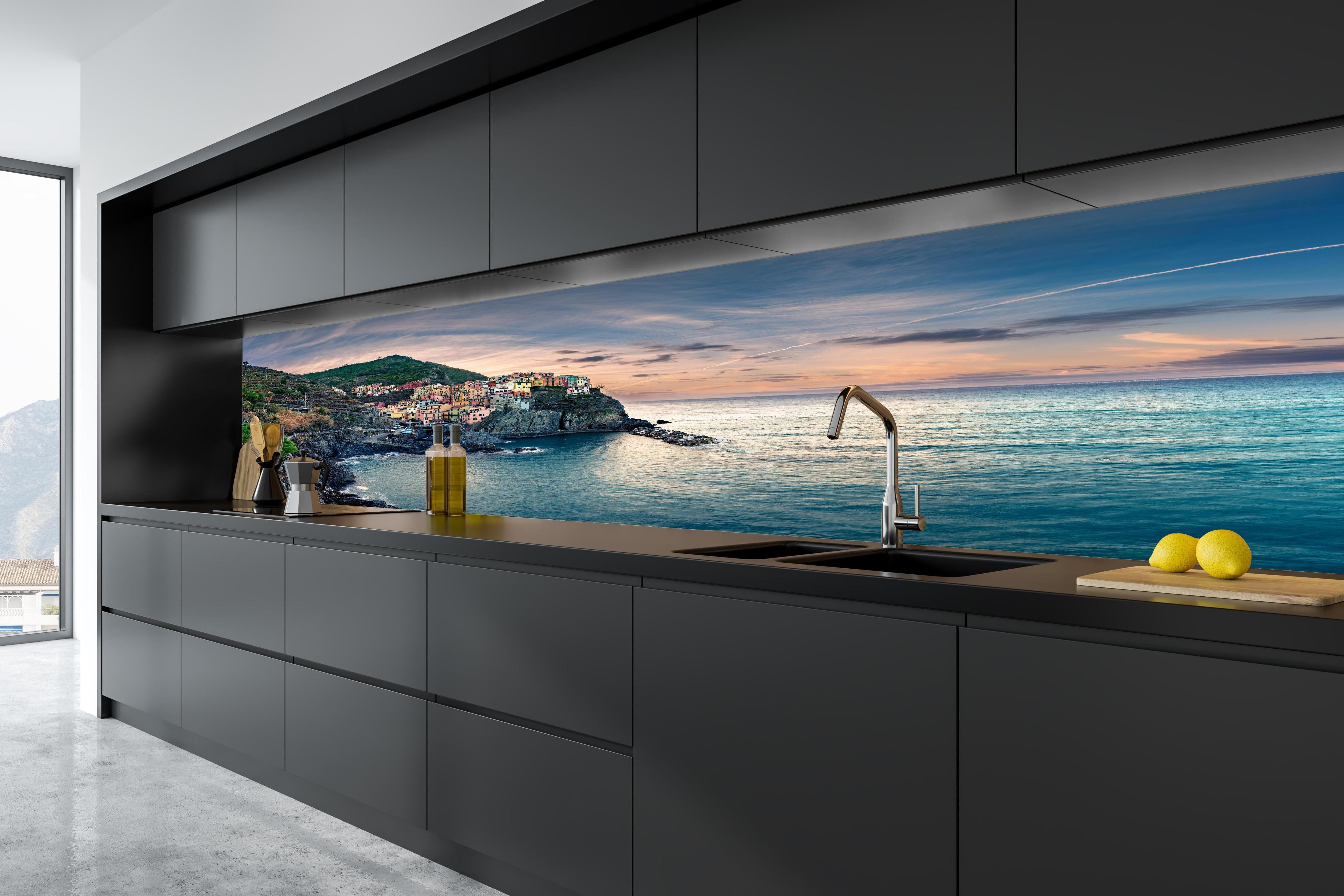 Küche - talienische Küste im Abendrot in tiefschwarzer matt-premium Einbauküche