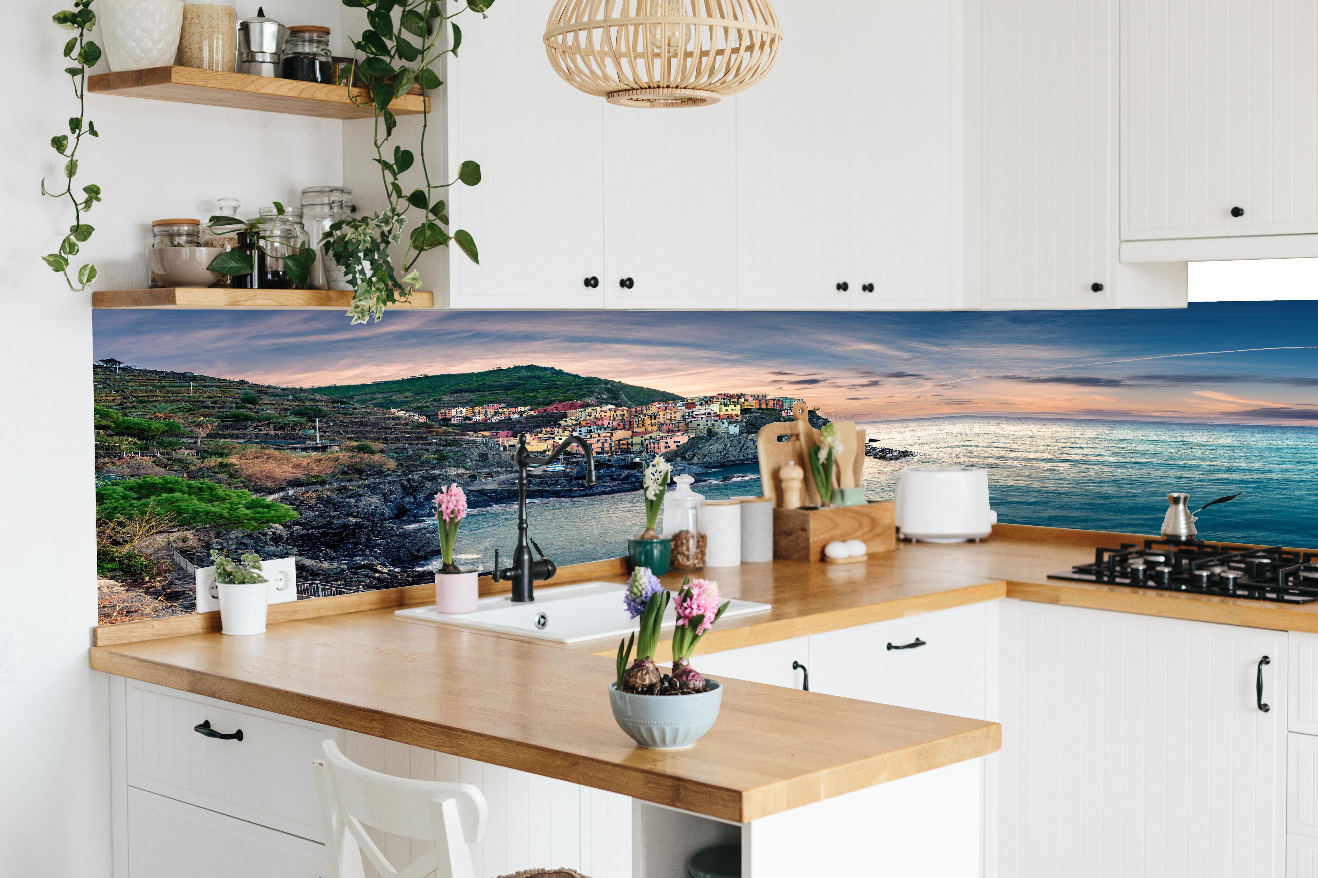 Küche - talienische Küste im Abendrot in lebendiger Küche mit bunten Blumen