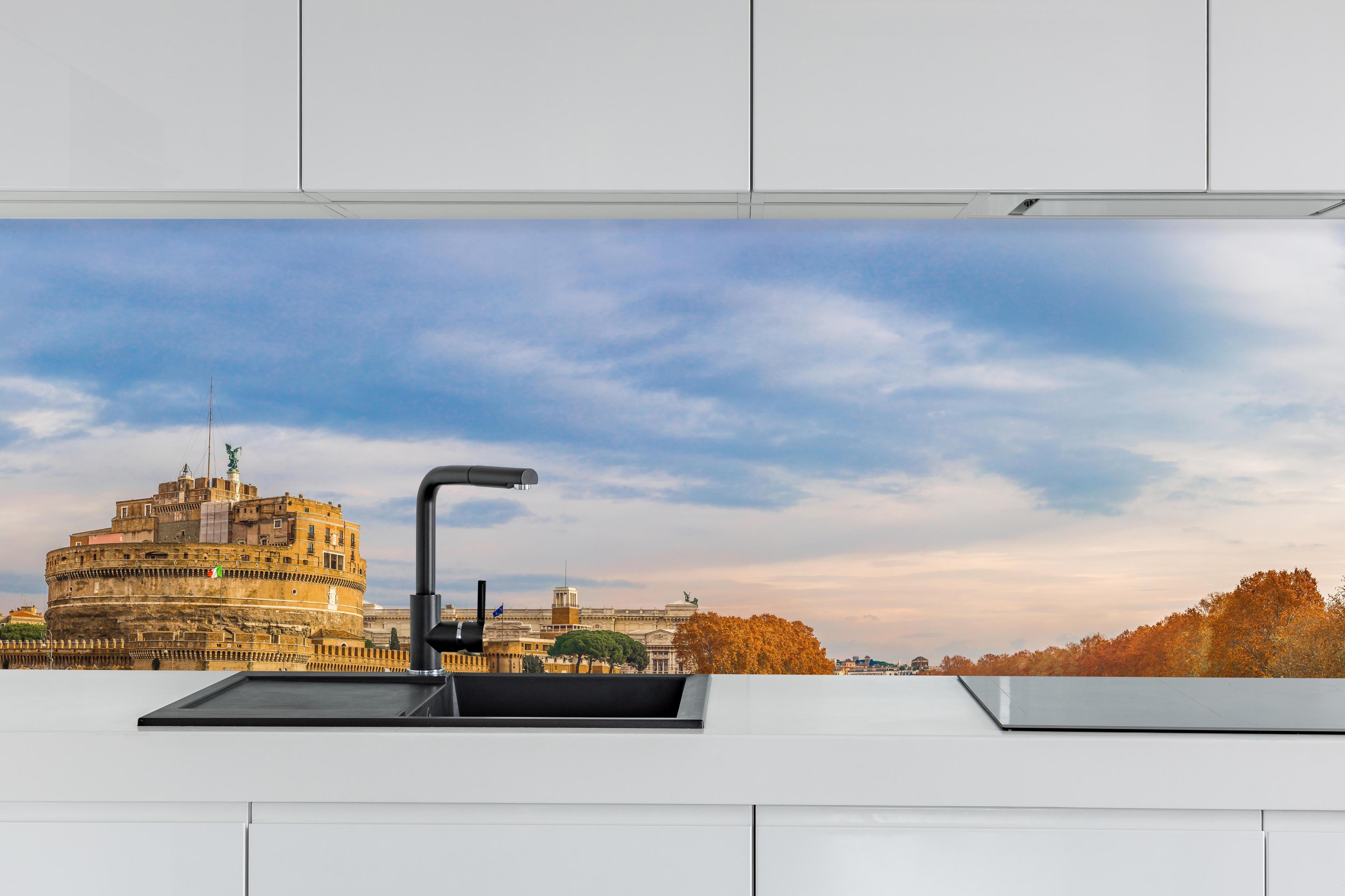 Küche - Brücke in Sant'angelo in Rome - Italien hinter weißen Hochglanz-Küchenregalen und schwarzem Wasserhahn