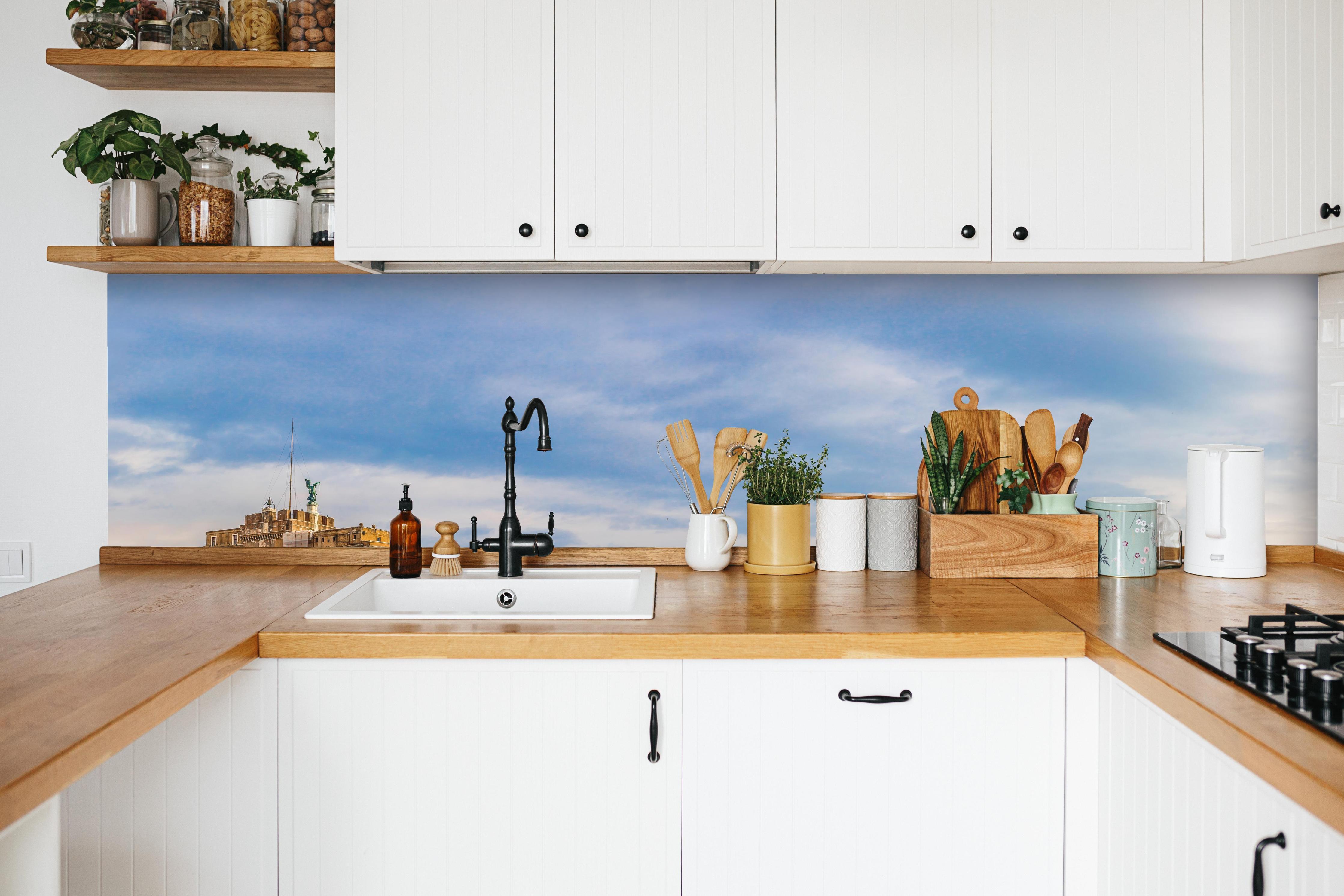 Küche - Brücke in Sant'angelo in Rome - Italien in weißer Küche hinter Gewürzen und Kochlöffeln aus Holz