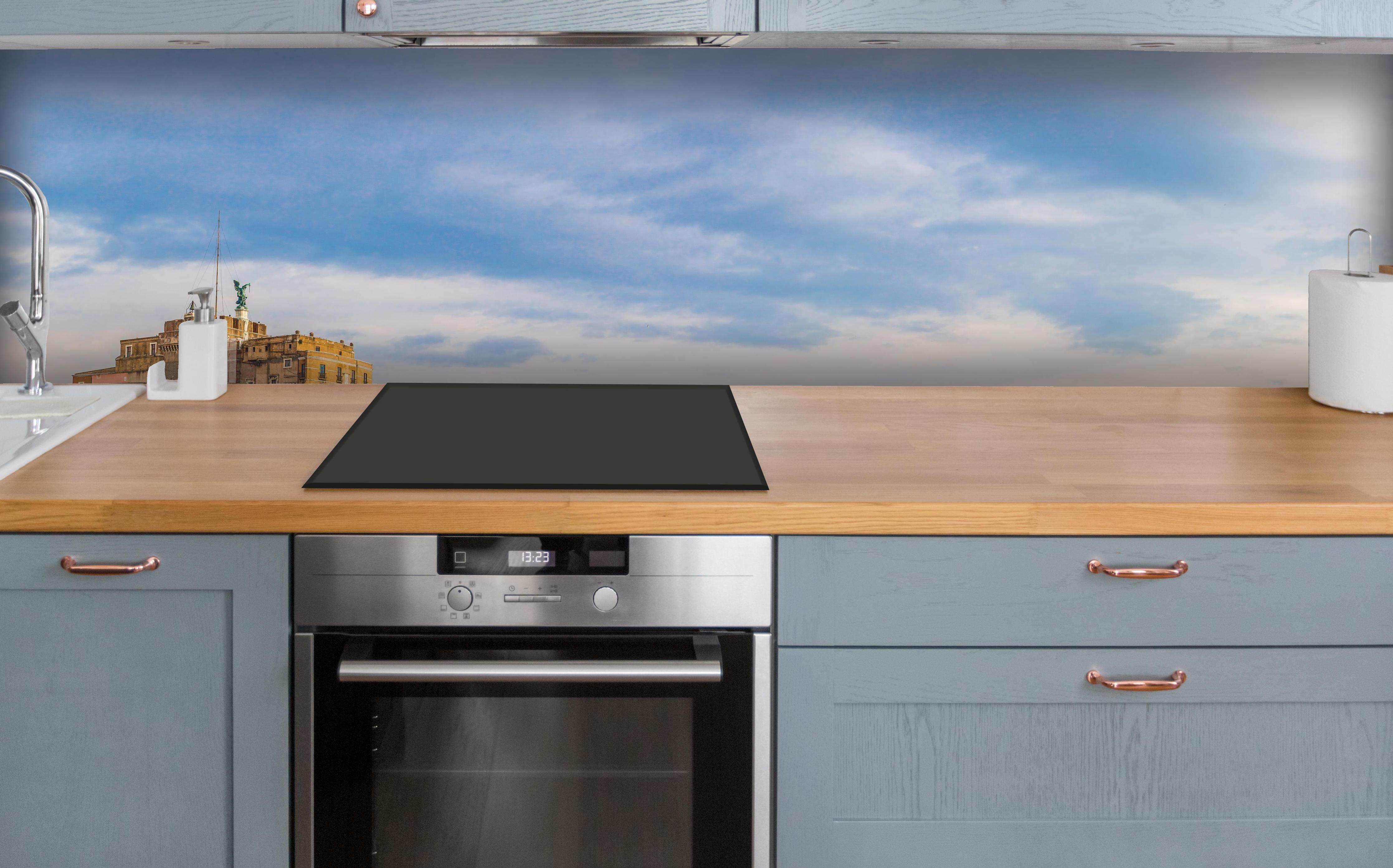 Küche - Brücke in Sant'angelo in Rome - Italien über polierter Holzarbeitsplatte mit Cerankochfeld