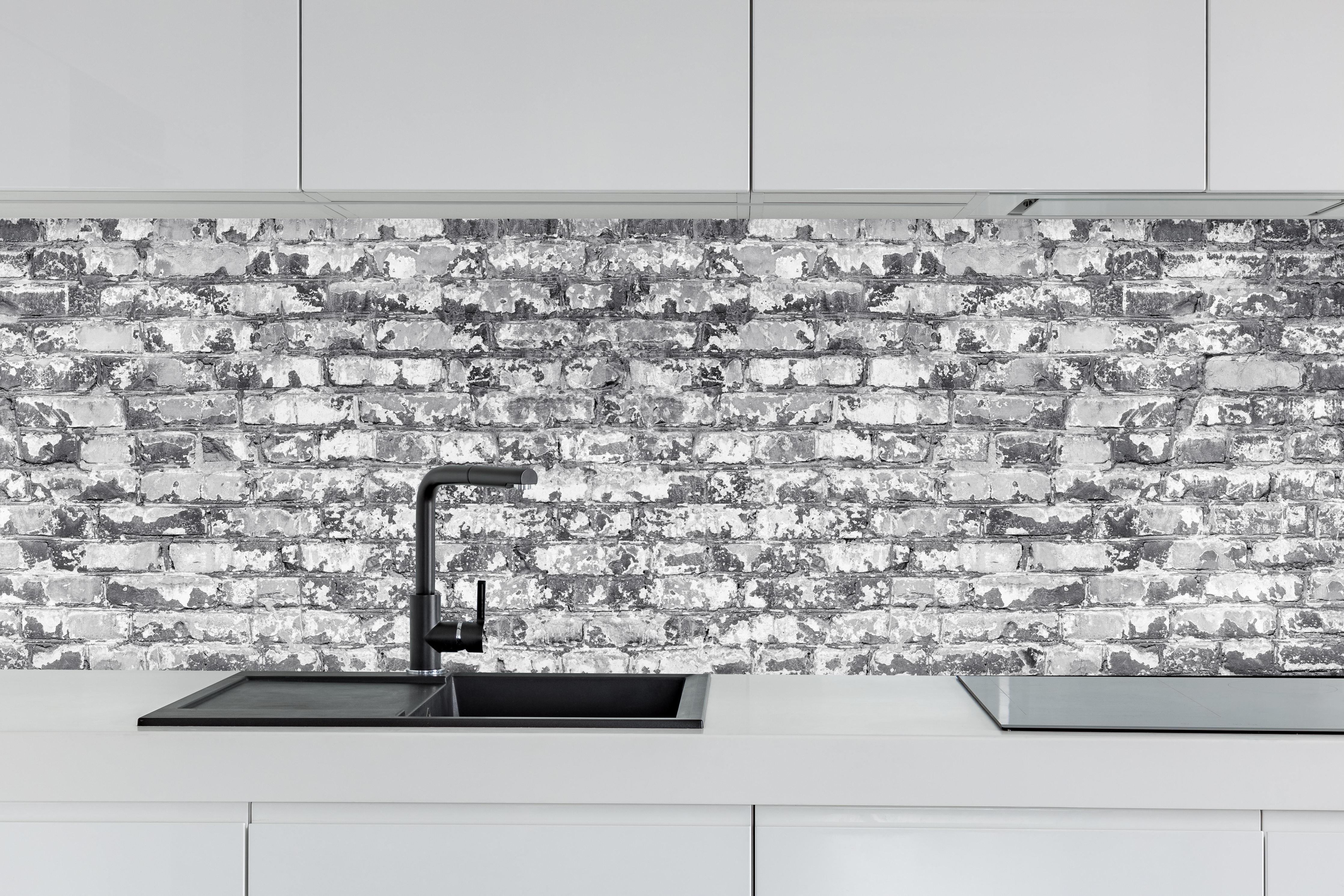 Küche - Hellgraue verwitterte Vintage Ziegelwand hinter weißen Hochglanz-Küchenregalen und schwarzem Wasserhahn