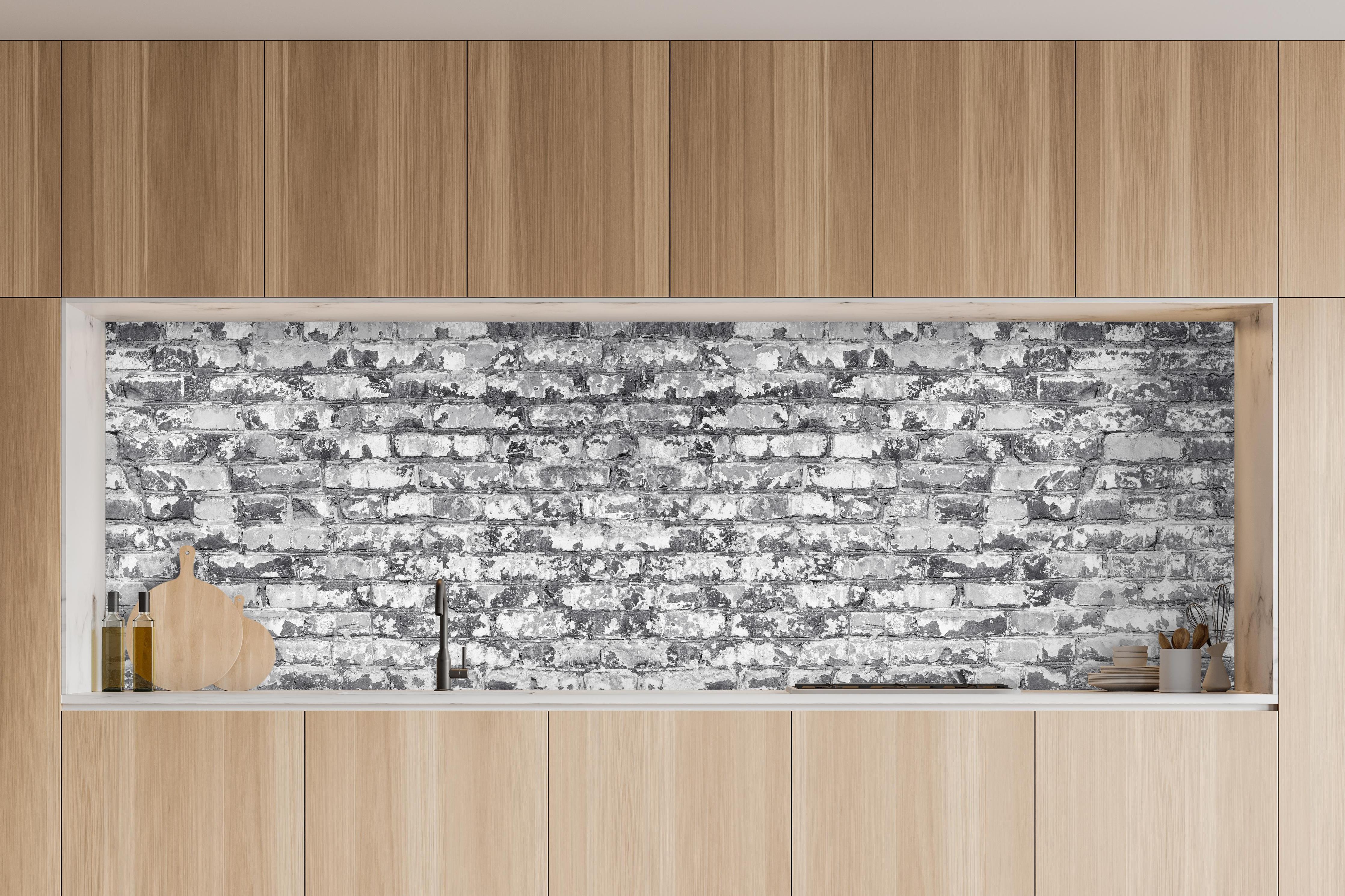 Küche - Hellgraue verwitterte Vintage Ziegelwand in charakteristischer Vollholz-Küche mit modernem Gasherd