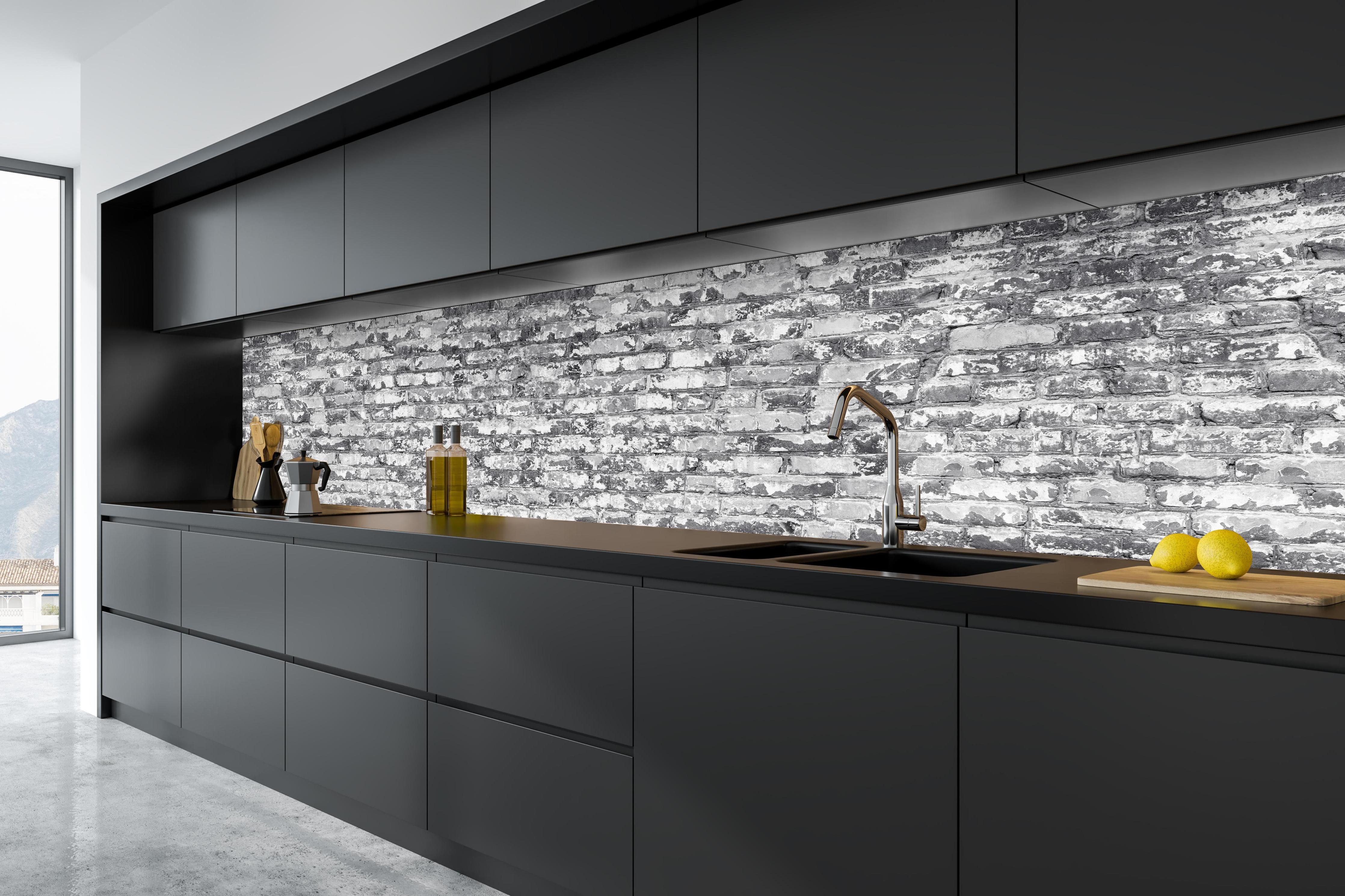 Küche - Hellgraue verwitterte Vintage Ziegelwand in tiefschwarzer matt-premium Einbauküche