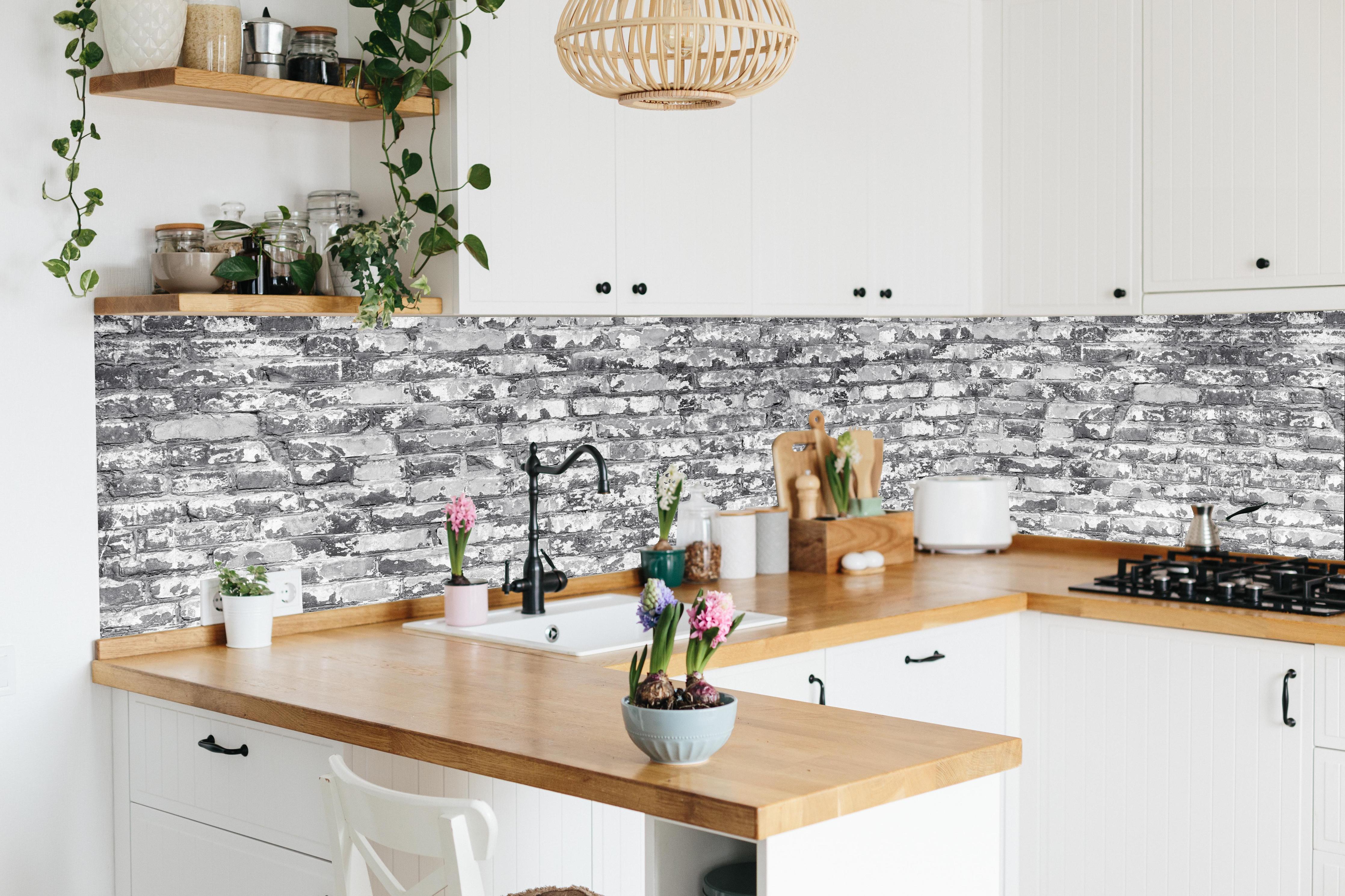 Küche - Hellgraue verwitterte Vintage Ziegelwand in lebendiger Küche mit bunten Blumen