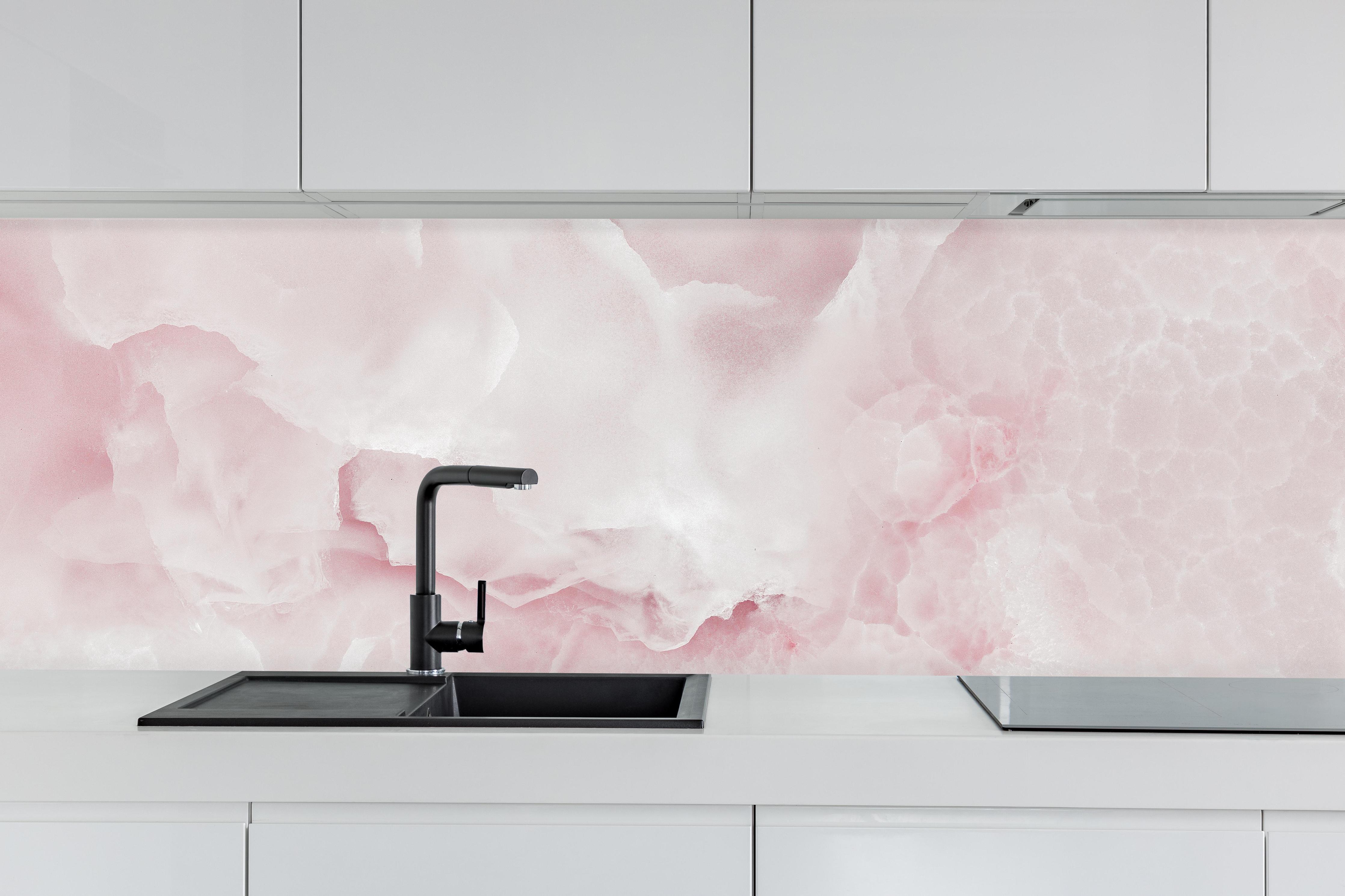 Küche - Rosa Emperador Onyx Marmor hinter weißen Hochglanz-Küchenregalen und schwarzem Wasserhahn