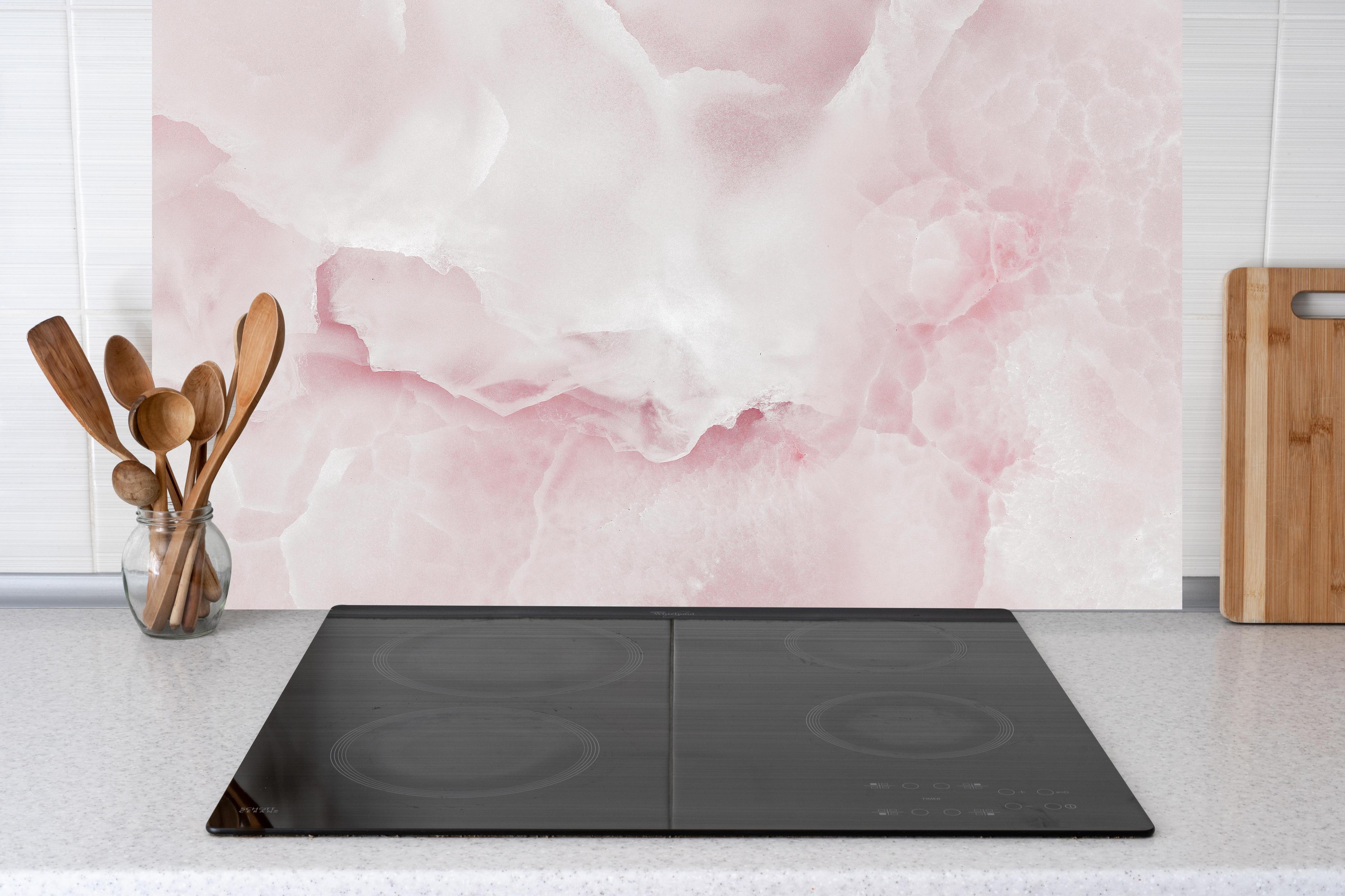 Küche - Rosa Emperador Onyx Marmor hinter Cerankochfeld und Holz-Kochutensilien