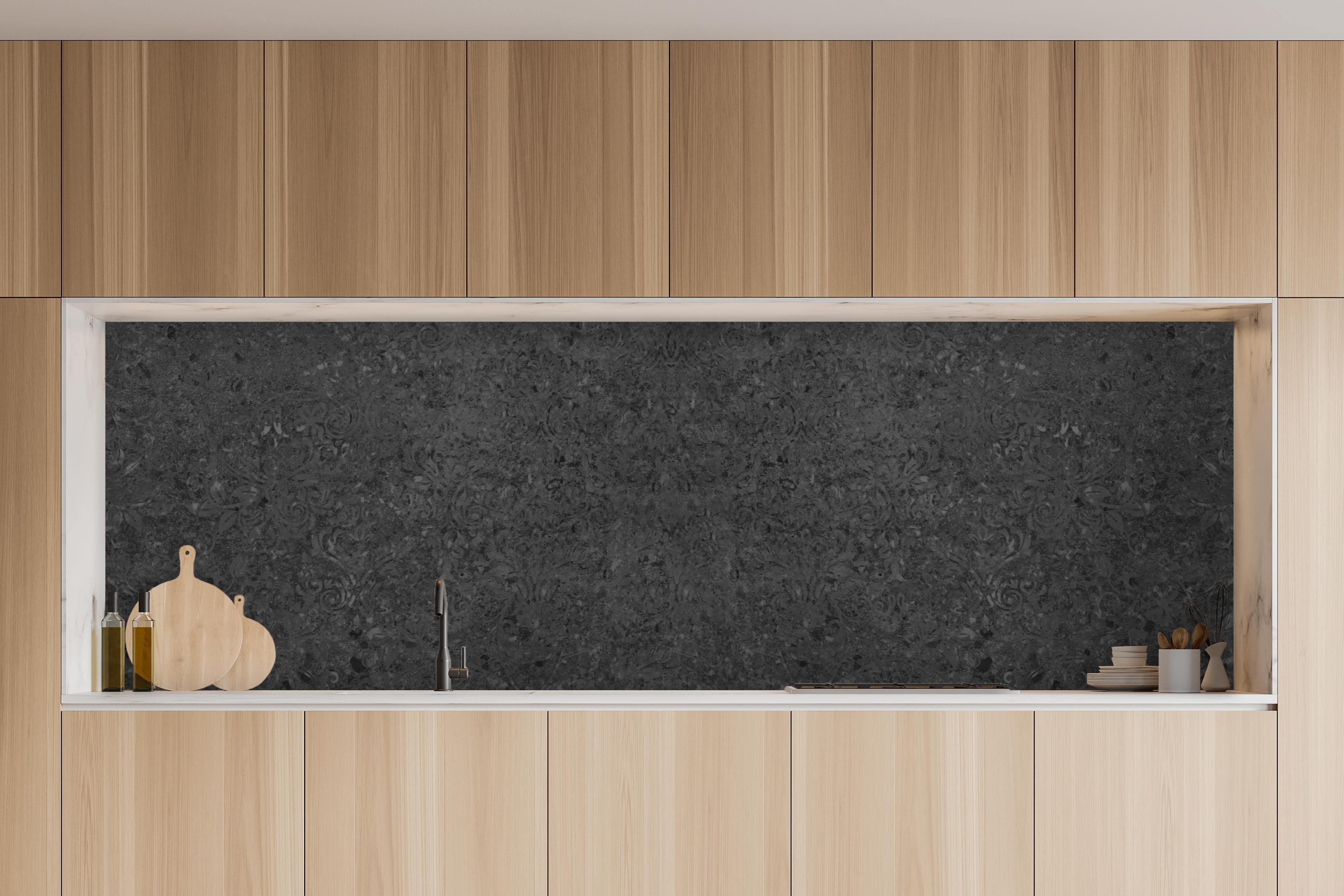 Küche - Scwarze Fliesen mit Muster in charakteristischer Vollholz-Küche mit modernem Gasherd