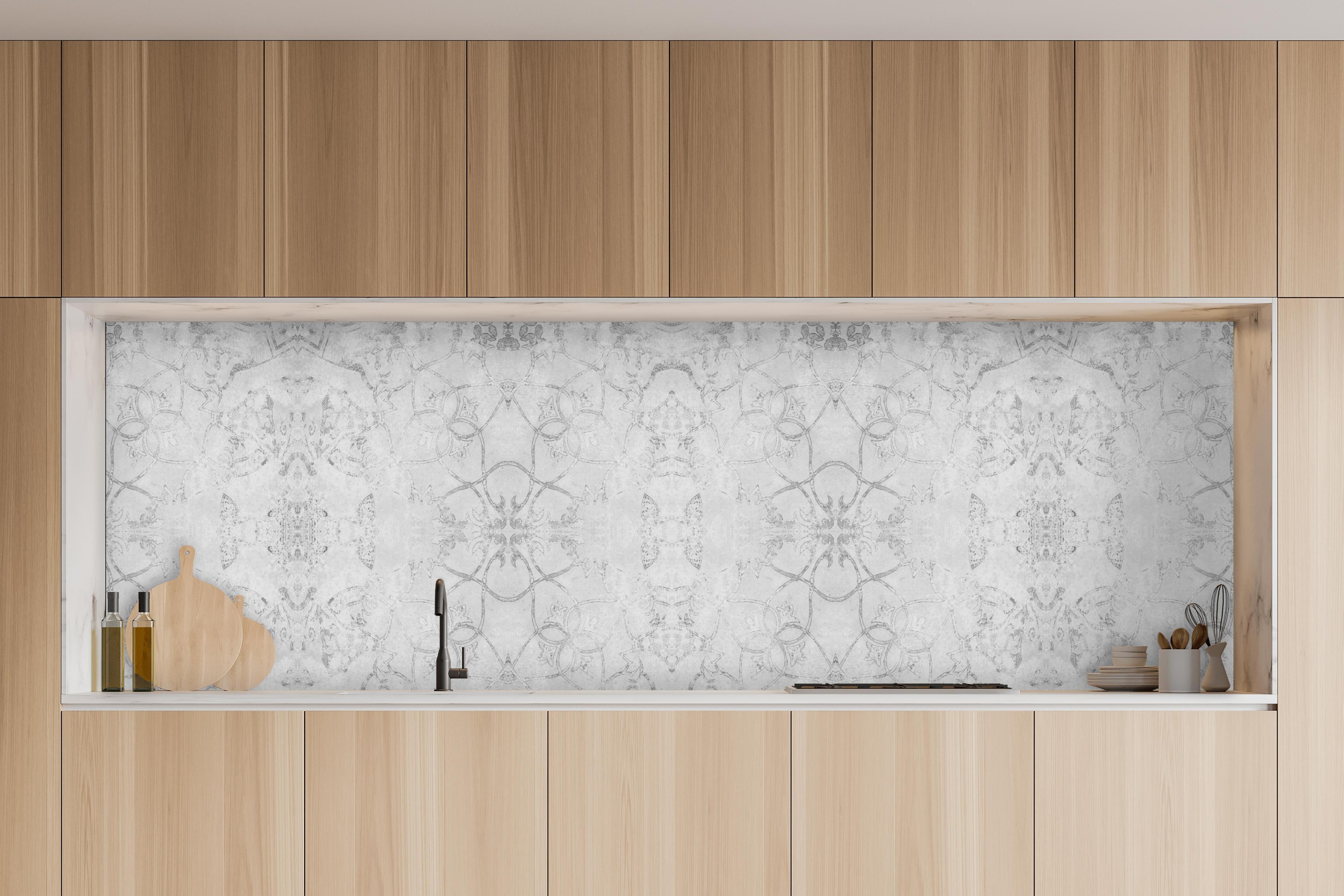 Küche - Abgenutzte weiße Tapetenmuster in charakteristischer Vollholz-Küche mit modernem Gasherd