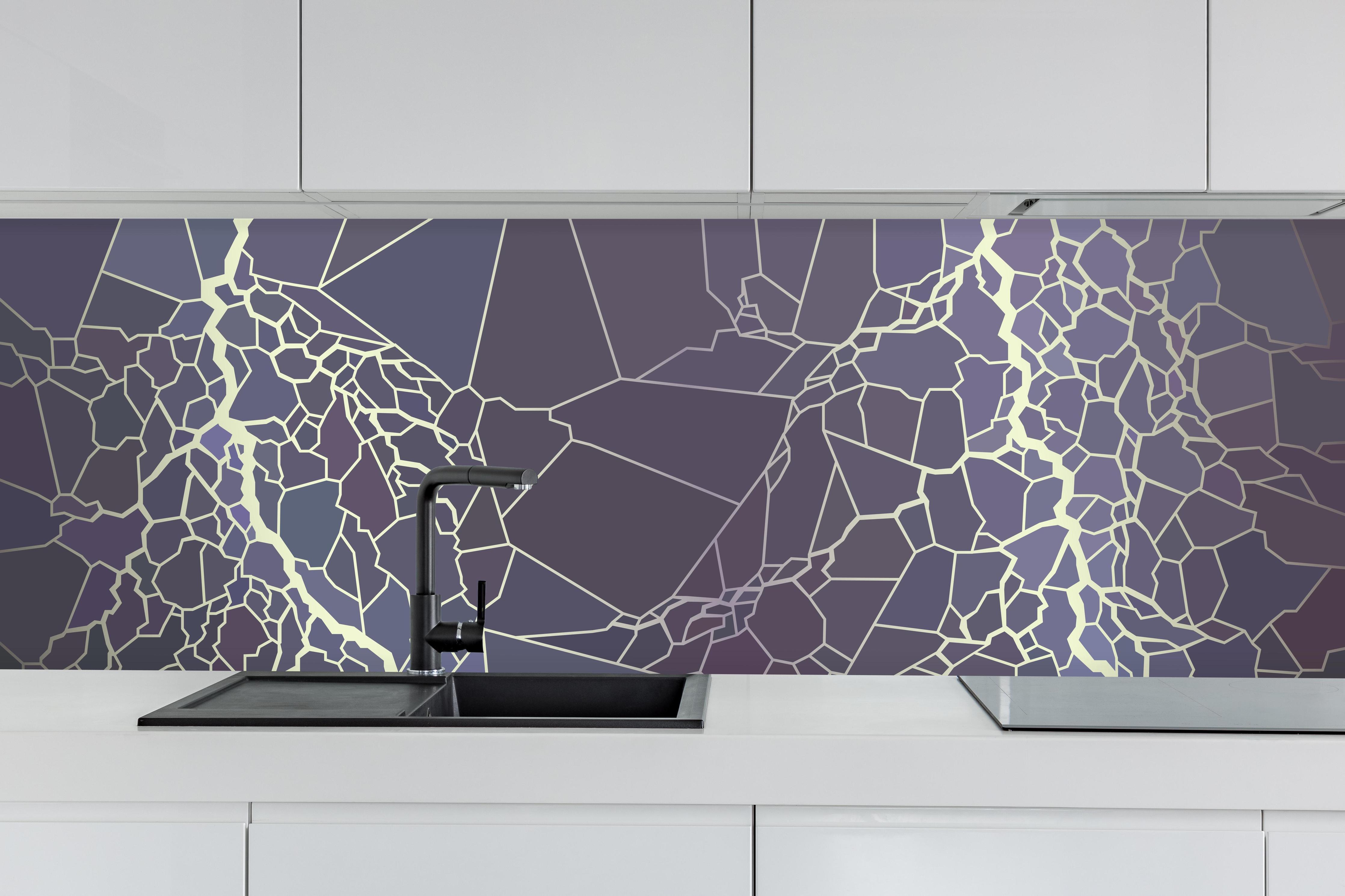 Küche - Abstrakte Blitzstruktur hinter weißen Hochglanz-Küchenregalen und schwarzem Wasserhahn