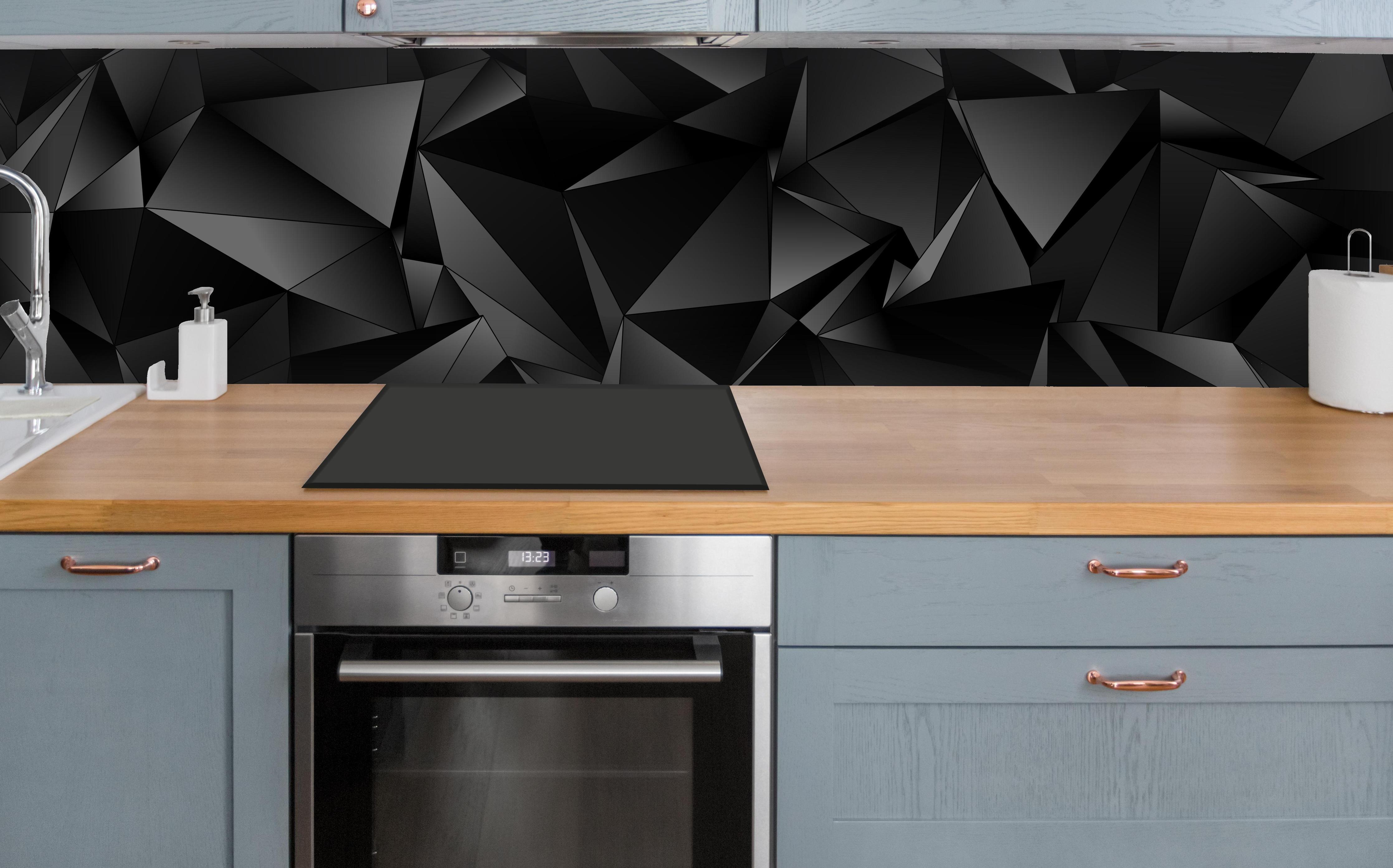 Küche - Abstrakte Schwarze 3D Dreiecke über polierter Holzarbeitsplatte mit Cerankochfeld