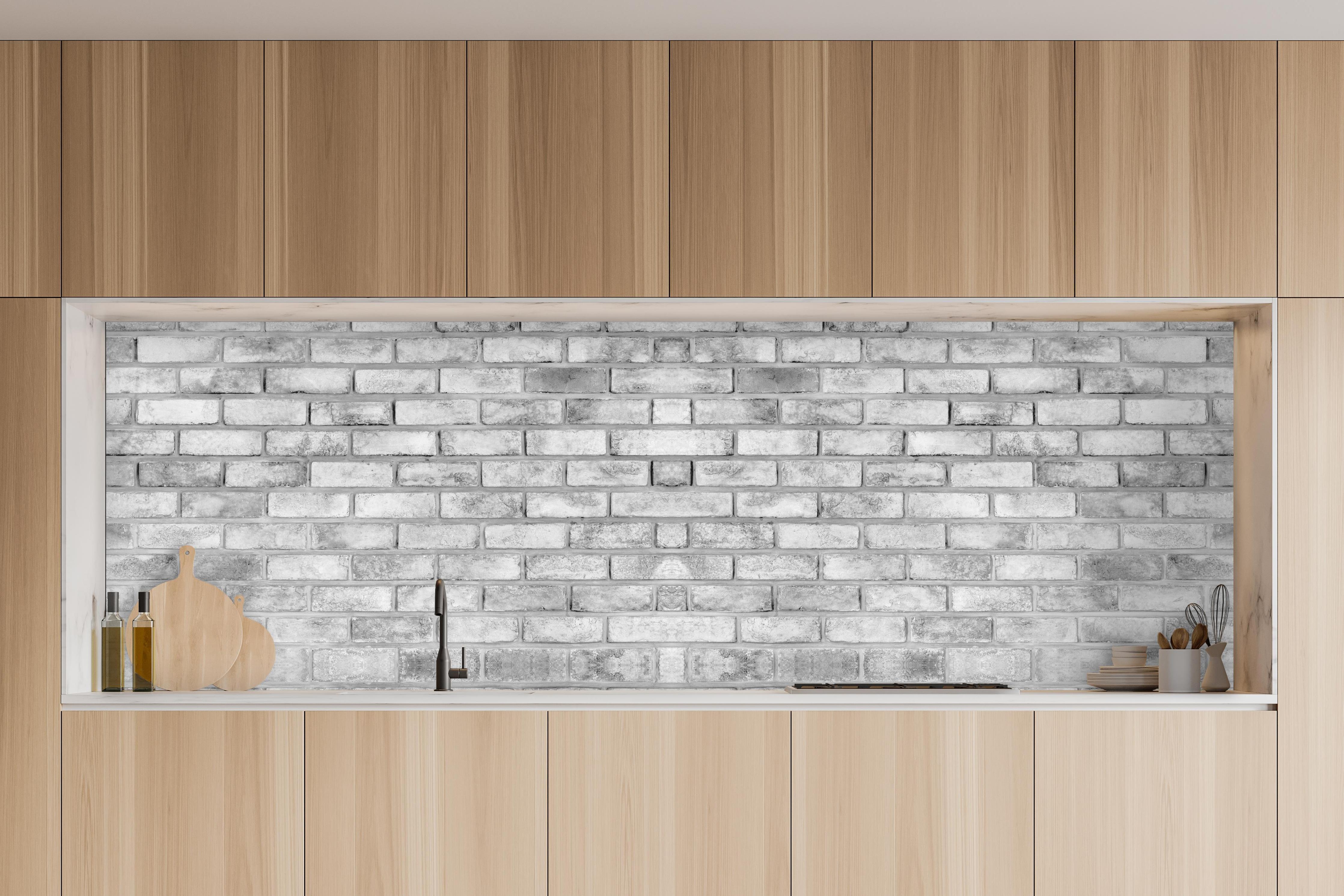 Küche - Abstrakte Steinwand in charakteristischer Vollholz-Küche mit modernem Gasherd