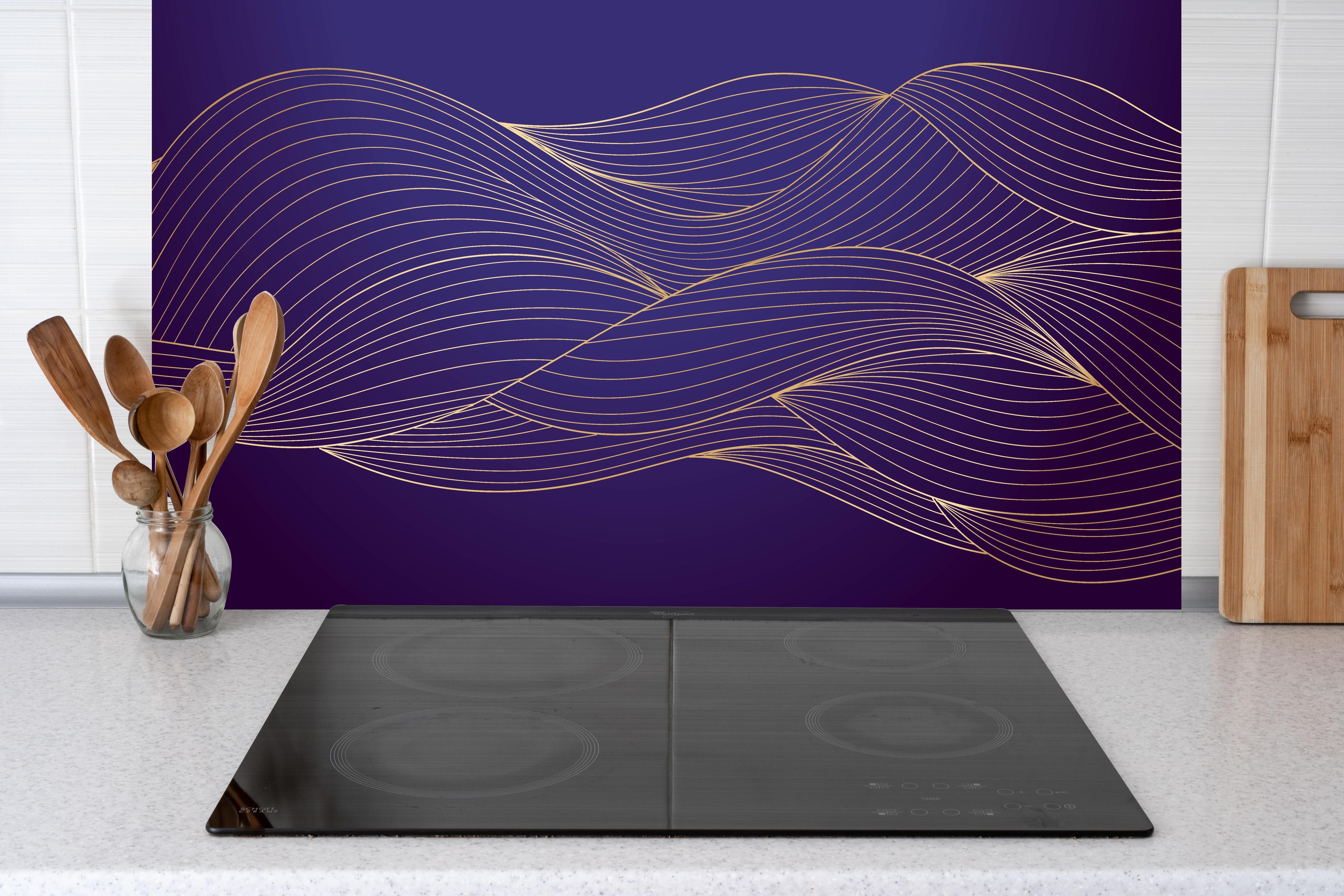 Küche - Abstrakte lila Wellenlinien Kunst hinter Cerankochfeld und Holz-Kochutensilien