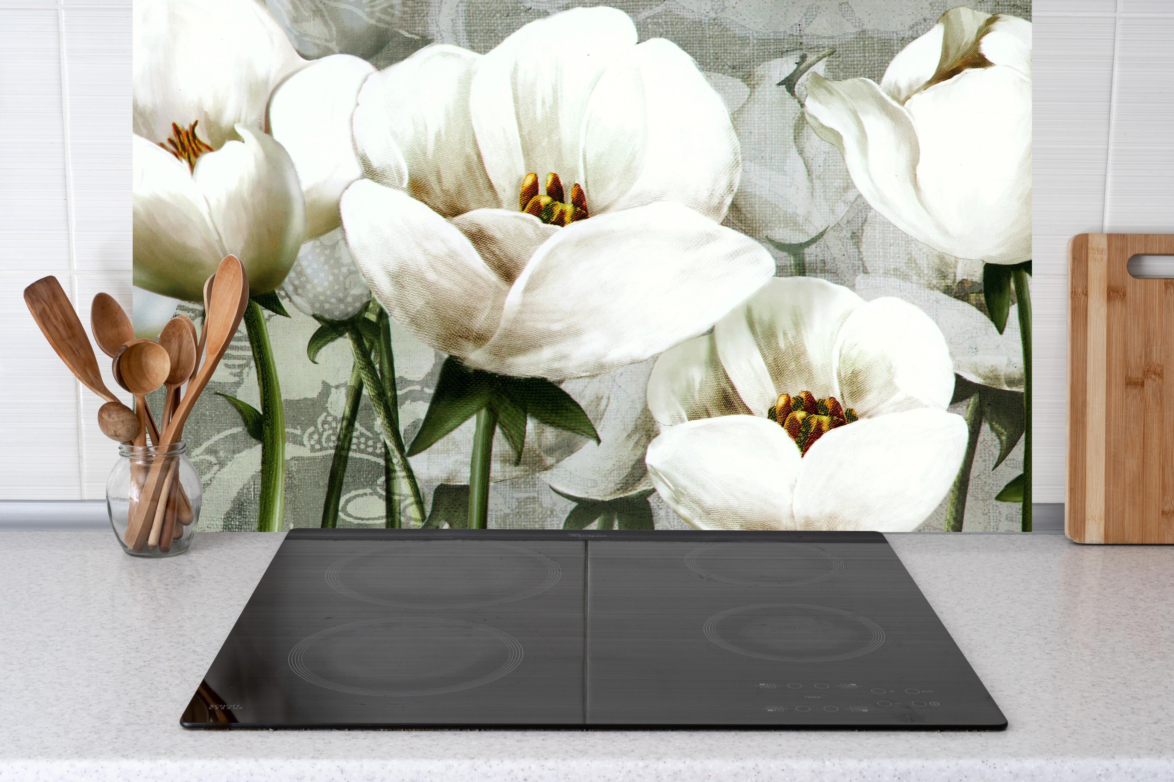 Küche - Abstraktes Blumen Tapetendesign hinter Cerankochfeld und Holz-Kochutensilien
