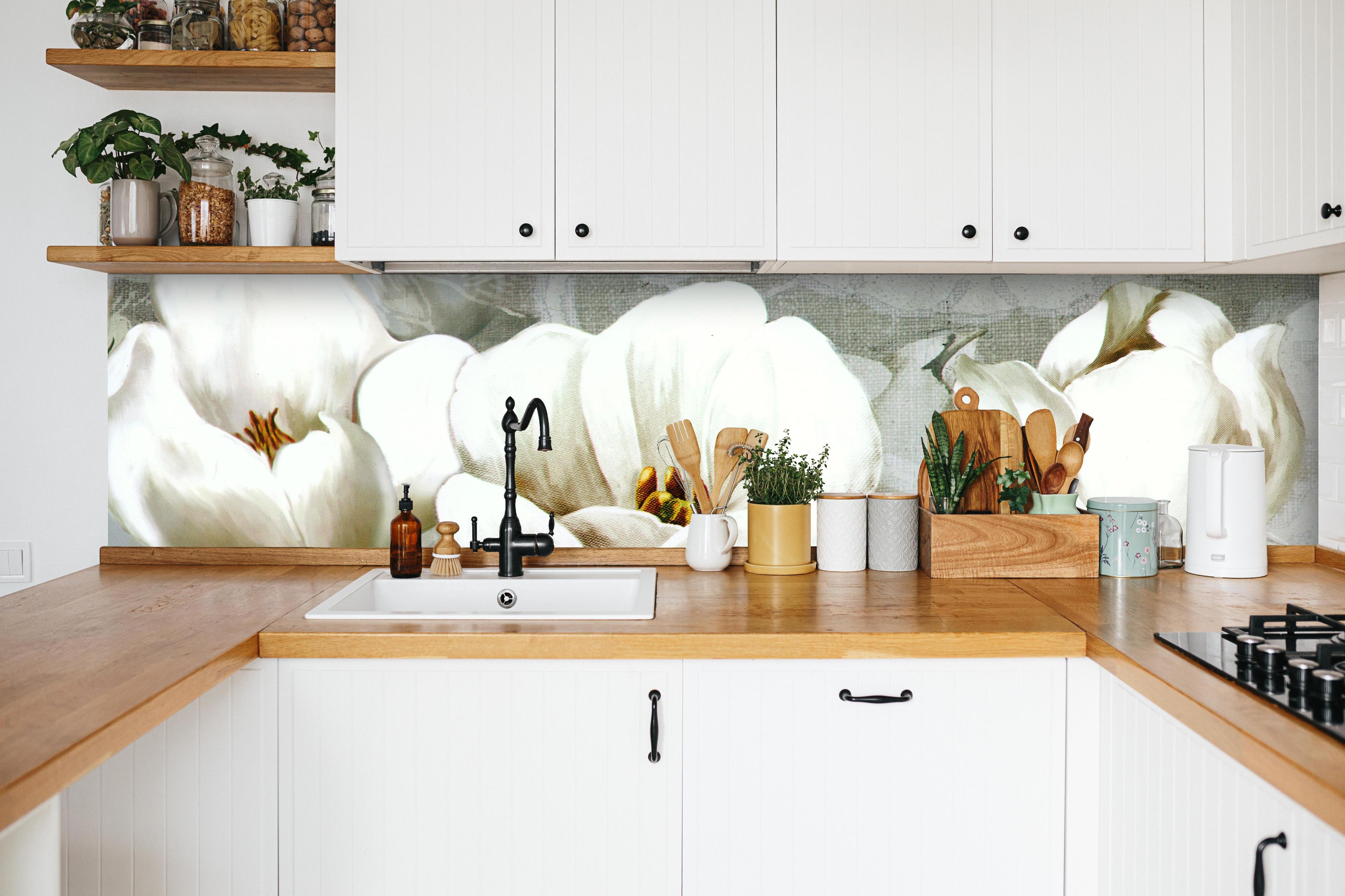 Küche - Abstraktes Blumen Tapetendesign in weißer Küche hinter Gewürzen und Kochlöffeln aus Holz